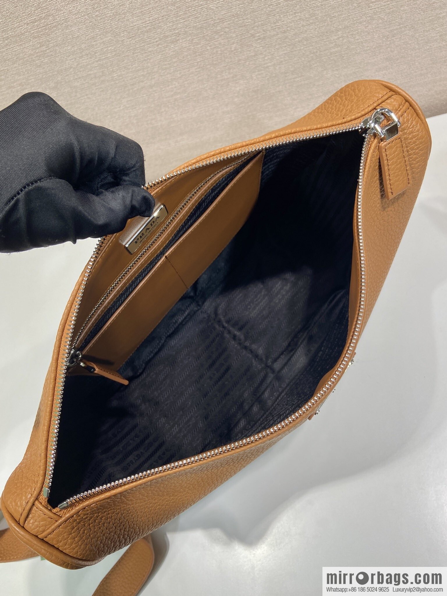 PRADA 🎉 new mail carrier bag 🎉 2VH182 leather shoulder strap 🎉🎉 caramel color