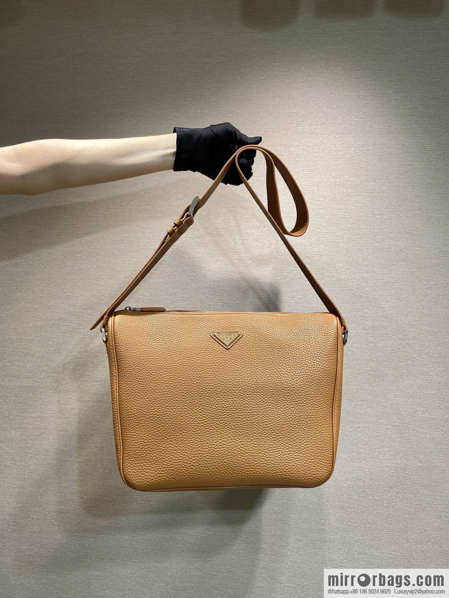 PRADA 🎉 new mail carrier bag 🎉 2VH182 leather shoulder strap 🎉🎉 caramel color