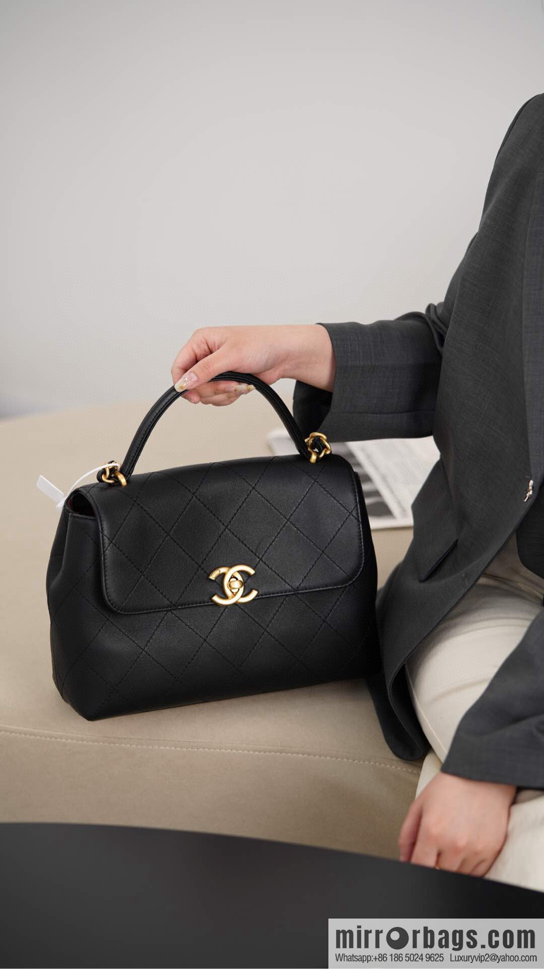 𝐂𝐡𝐚𝐧𝐞𝐥 𝟐𝟓𝐬 pocket bag, black gold 🖤 large AS5467
