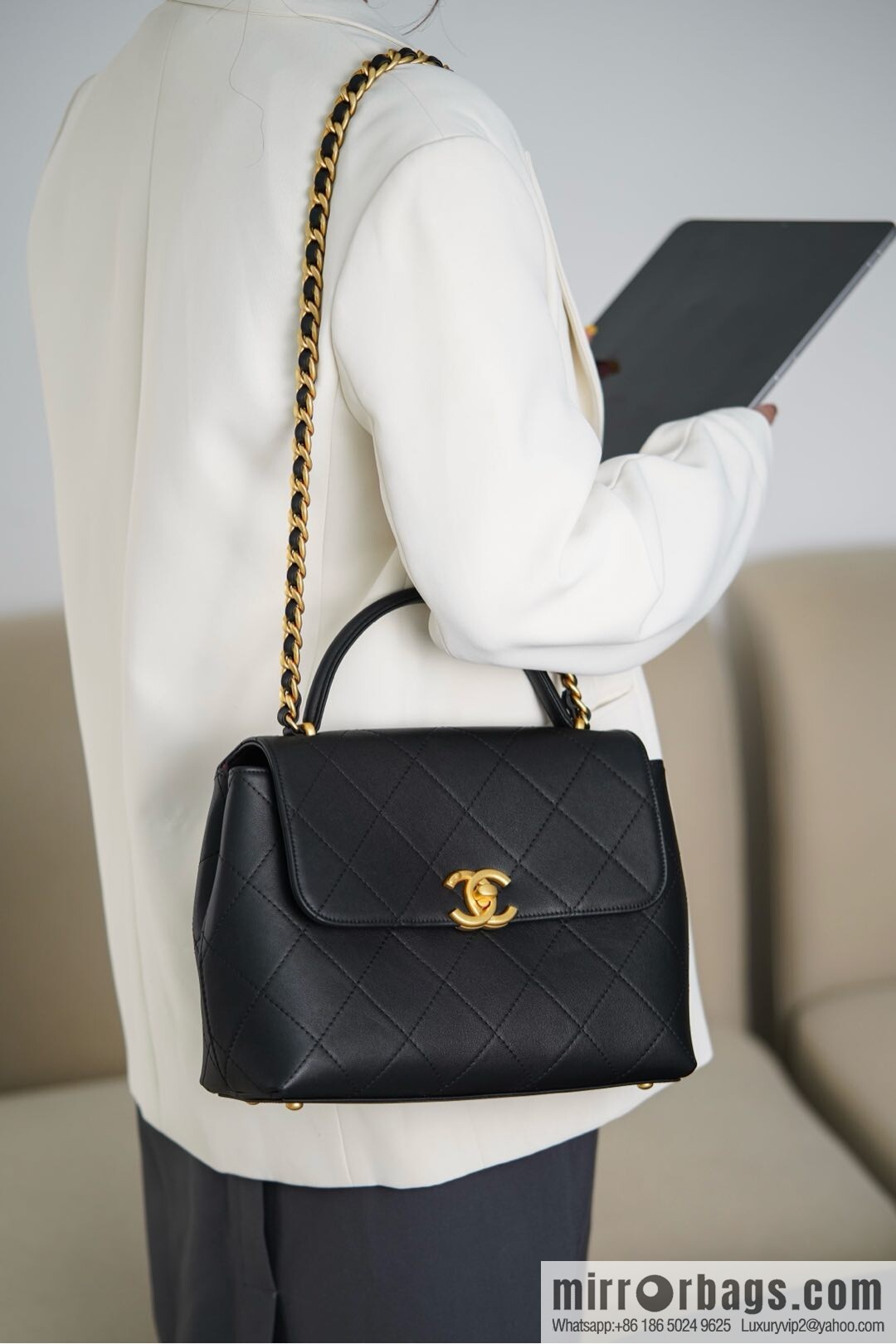 𝐂𝐡𝐚𝐧𝐞𝐥 𝟐𝟓𝐬 pocket bag, black gold 🖤 large AS5467