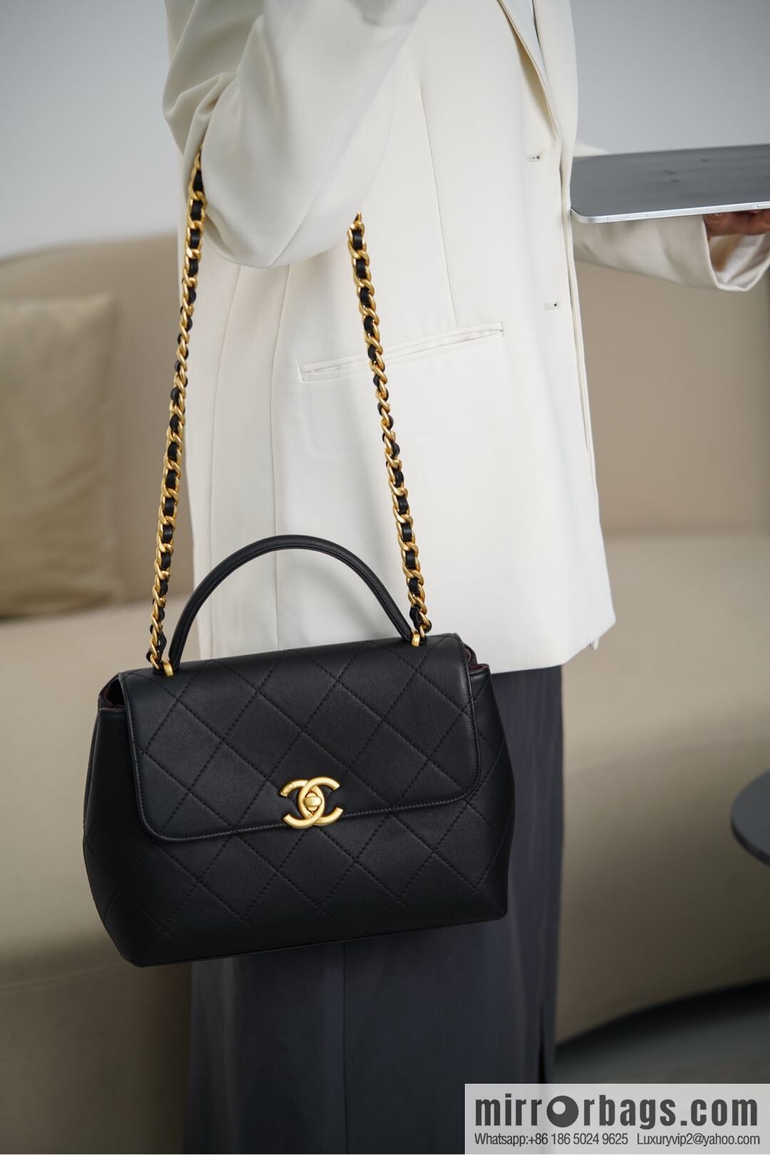 𝐂𝐡𝐚𝐧𝐞𝐥 𝟐𝟓𝐬 pocket bag, black gold 🖤 large AS5467