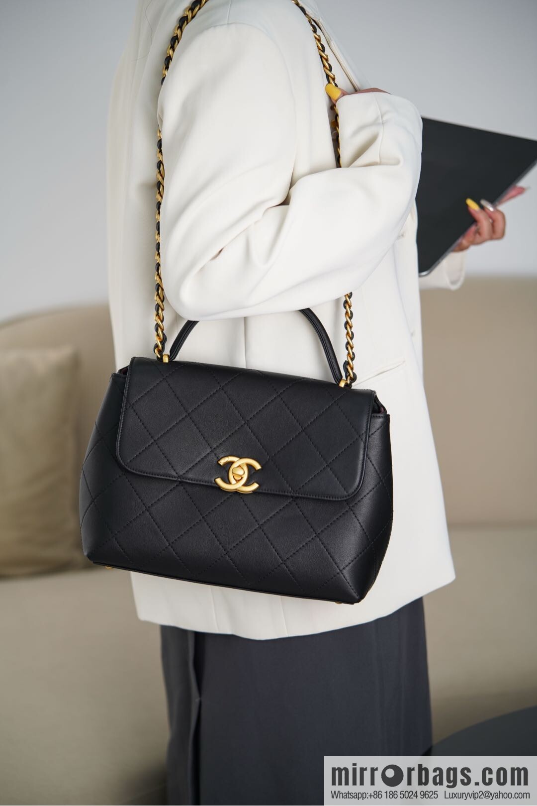 𝐂𝐡𝐚𝐧𝐞𝐥 𝟐𝟓𝐬 pocket bag, black gold 🖤 large AS5467