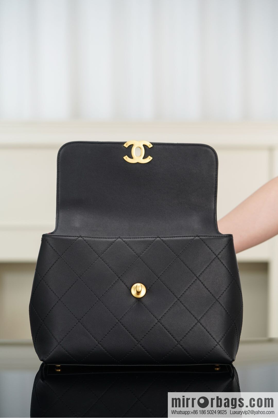 𝐂𝐡𝐚𝐧𝐞𝐥 𝟐𝟓𝐬 pocket bag, black gold 🖤 large AS5467