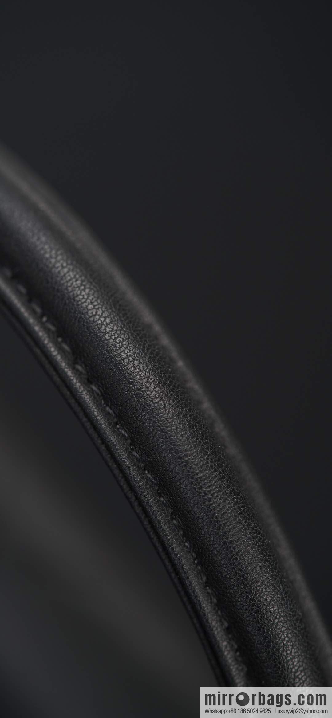 𝐂𝐡𝐚𝐧𝐞𝐥 𝟐𝟓𝐬 pocket bag, black gold 🖤 large AS5467