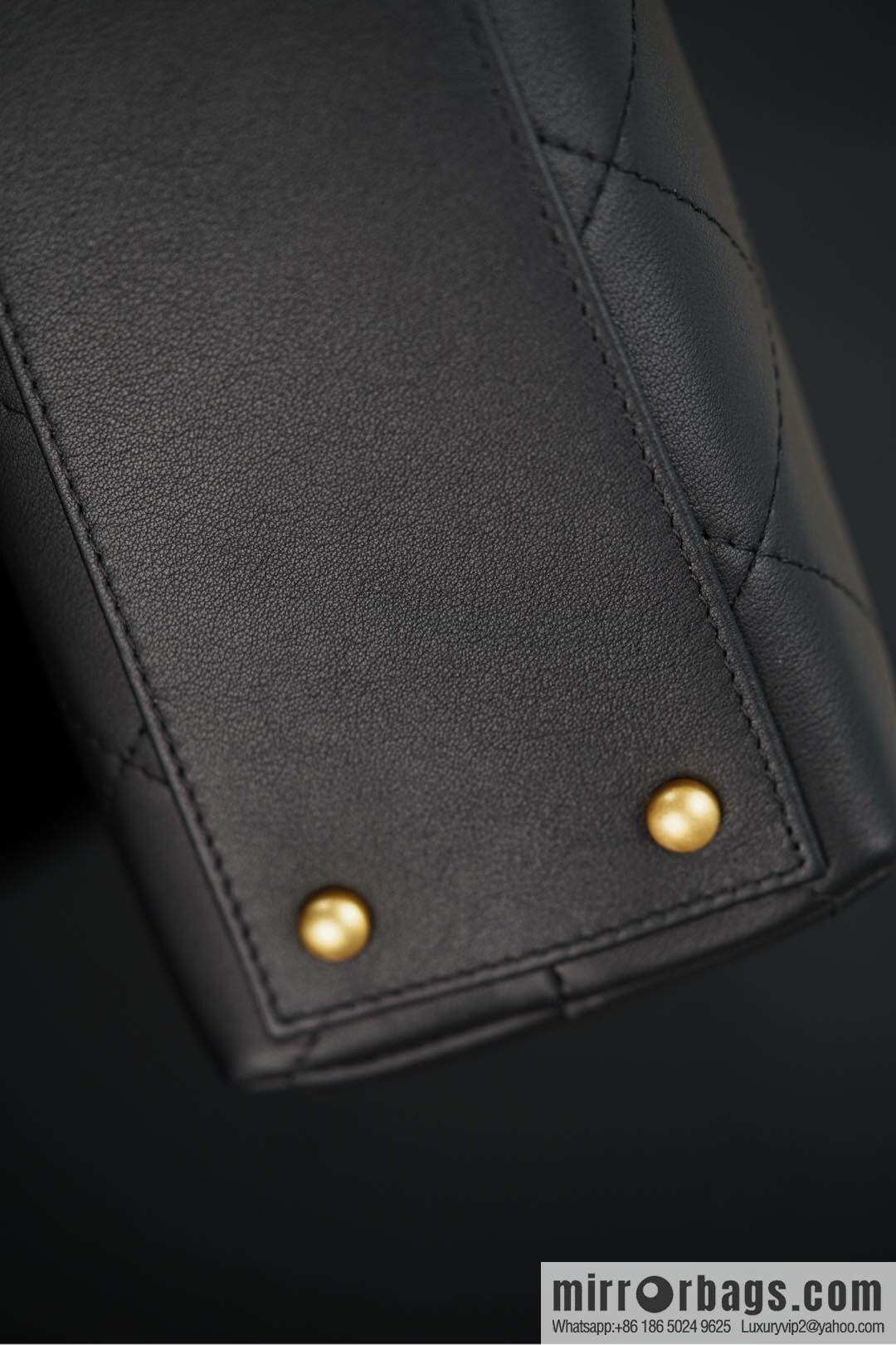 𝐂𝐡𝐚𝐧𝐞𝐥 𝟐𝟓𝐬 pocket bag, black gold 🖤 large AS5467