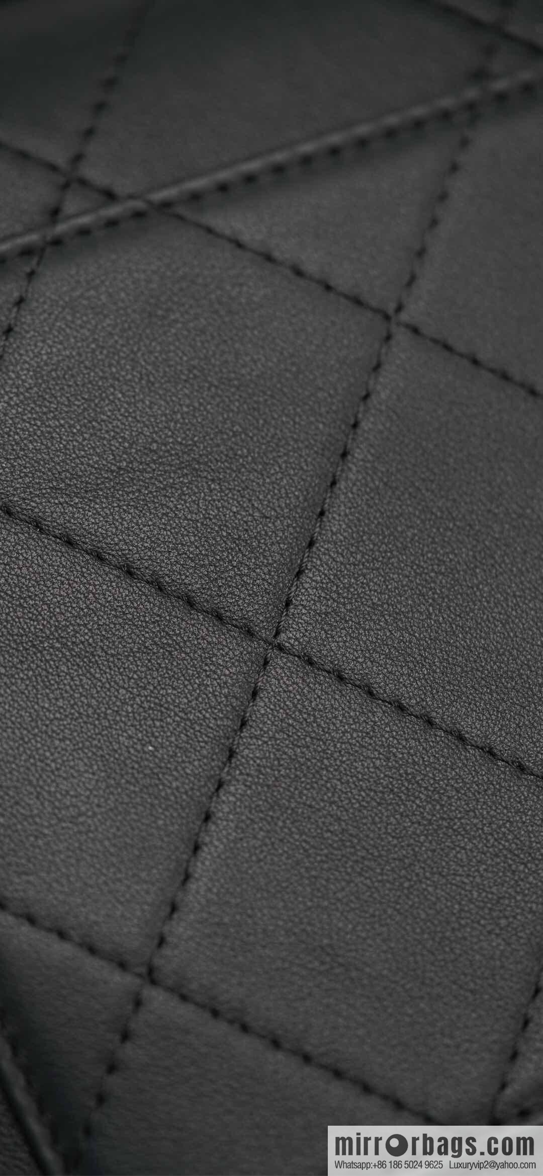 𝐂𝐡𝐚𝐧𝐞𝐥 𝟐𝟓𝐬 pocket bag, black gold 🖤 large AS5467