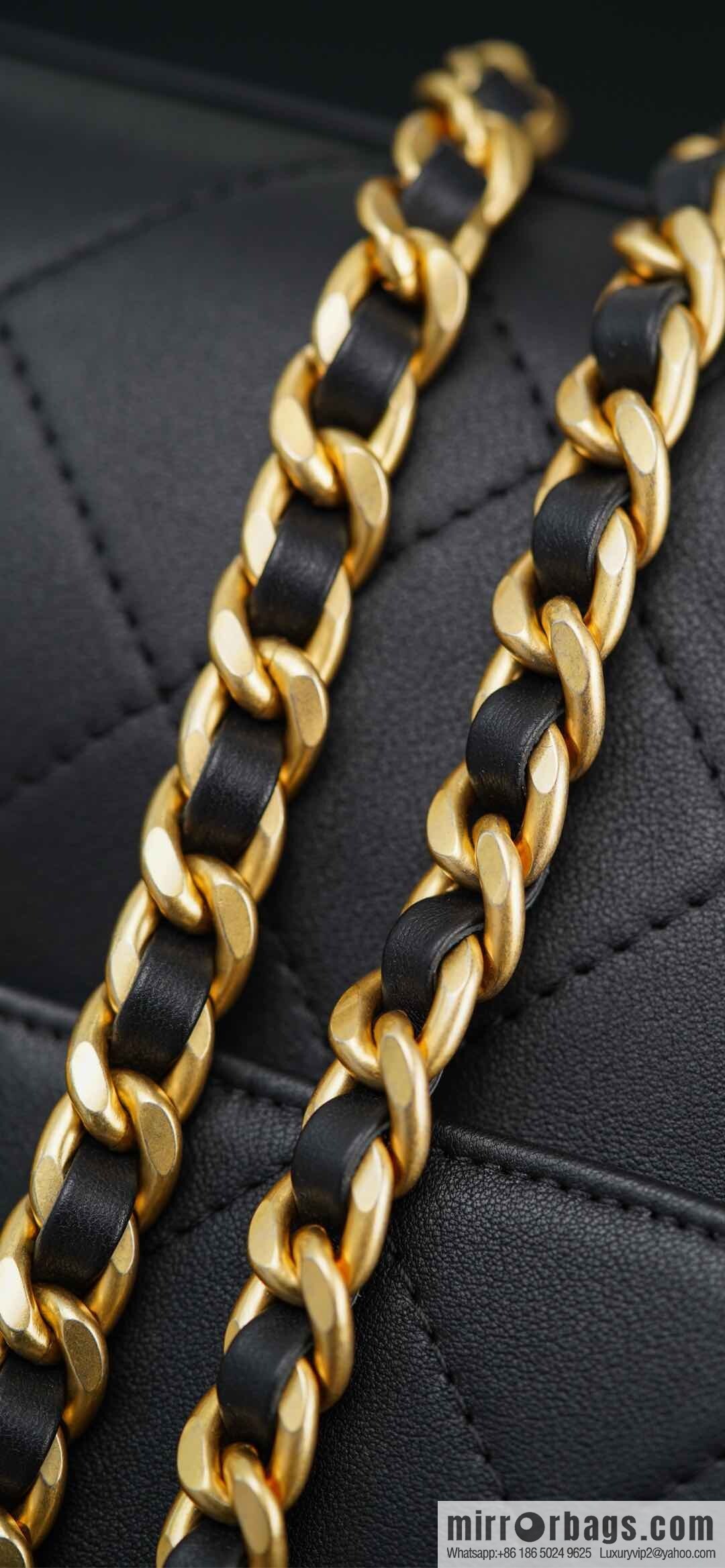 𝐂𝐡𝐚𝐧𝐞𝐥 𝟐𝟓𝐬 pocket bag, black gold 🖤 large AS5467