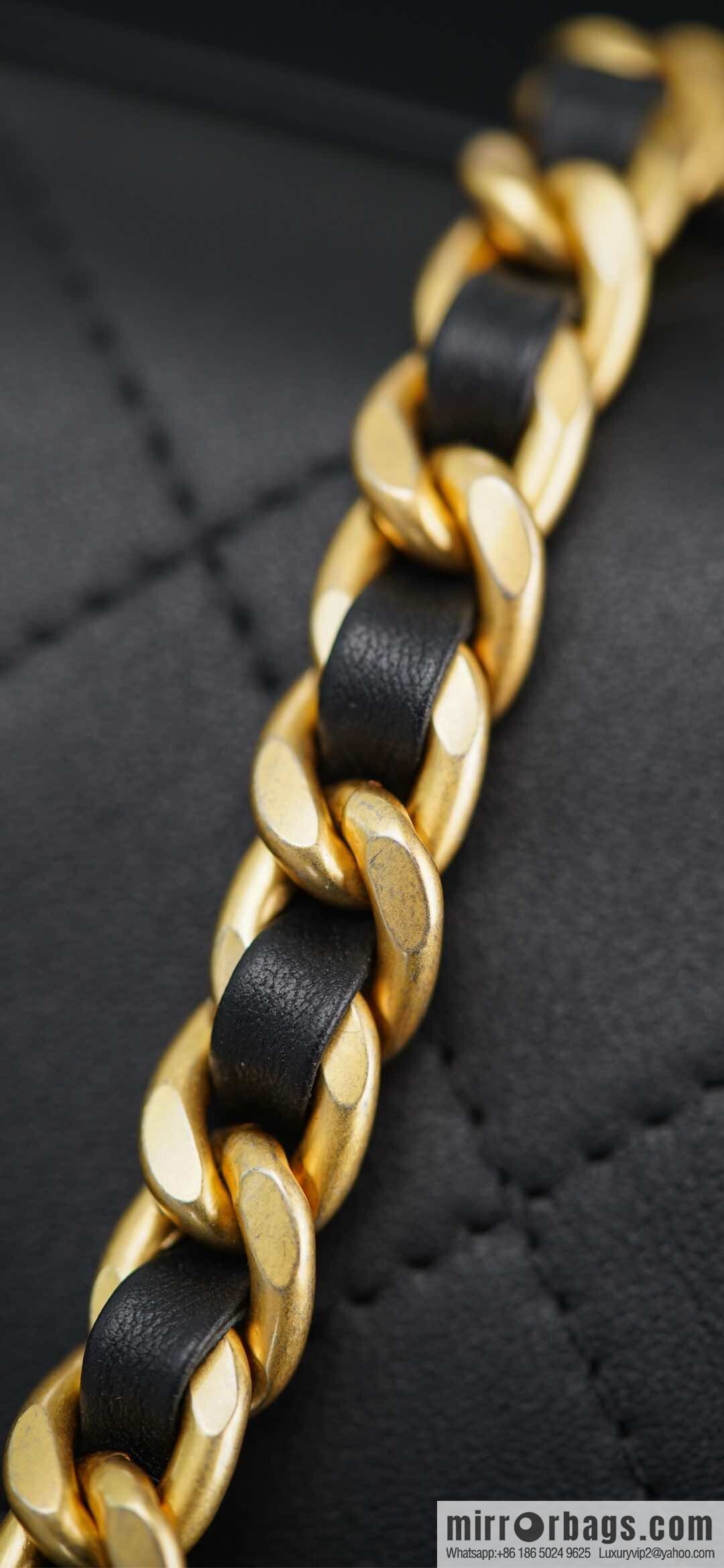 𝐂𝐡𝐚𝐧𝐞𝐥 𝟐𝟓𝐬 pocket bag, black gold 🖤 large AS5467