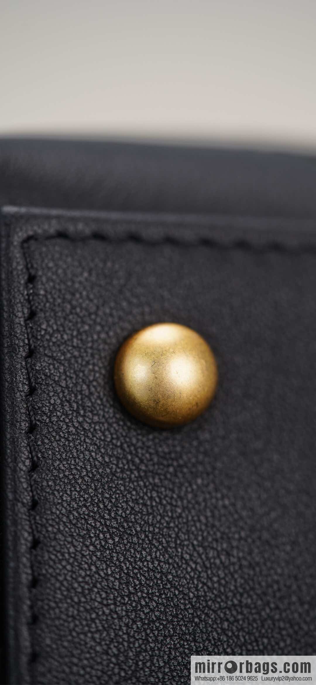 𝐂𝐡𝐚𝐧𝐞𝐥 𝟐𝟓𝐬 pocket bag, black gold 🖤 large AS5467