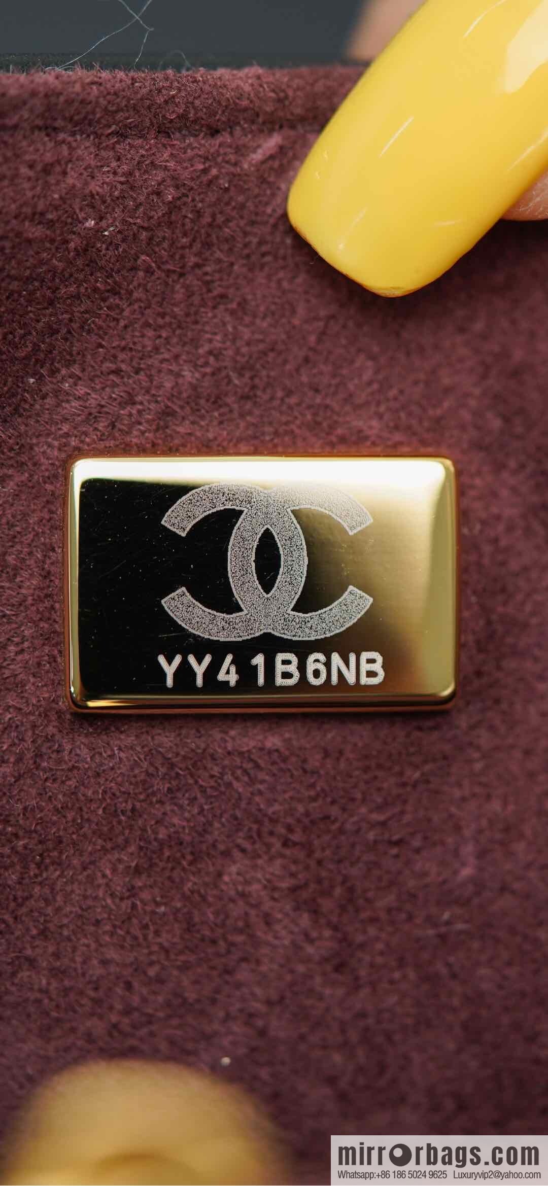 𝐂𝐡𝐚𝐧𝐞𝐥 𝟐𝟓𝐬 pocket bag, black gold 🖤 large AS5467