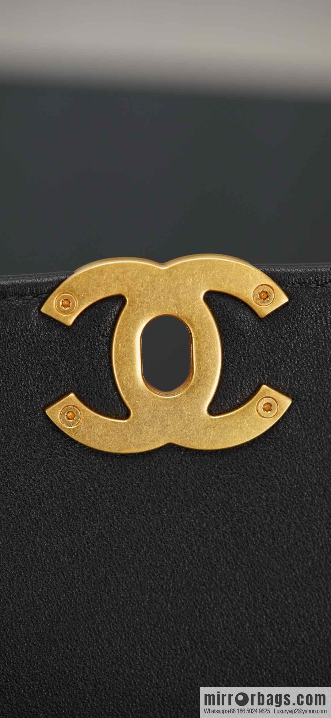 𝐂𝐡𝐚𝐧𝐞𝐥 𝟐𝟓𝐬 pocket bag, black gold 🖤 large AS5467