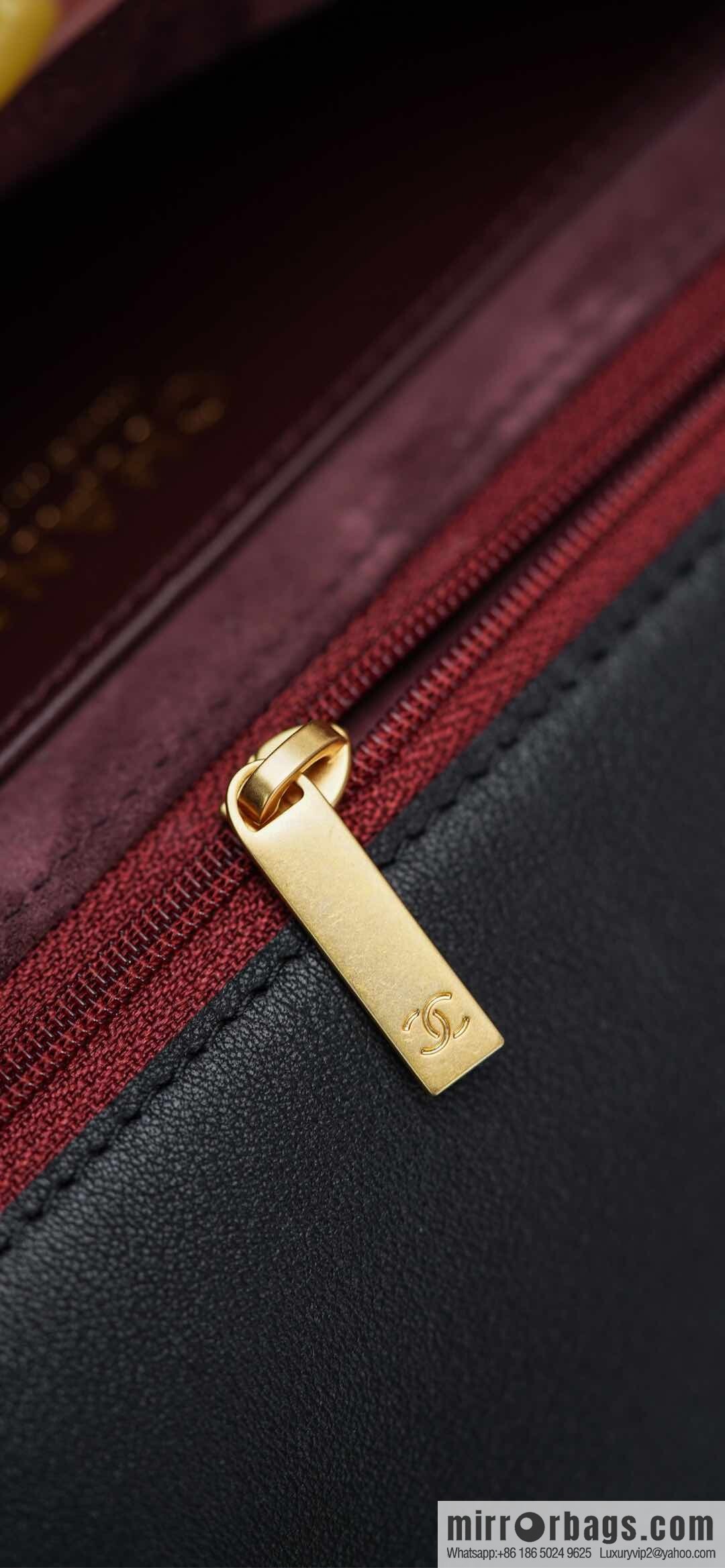 𝐂𝐡𝐚𝐧𝐞𝐥 𝟐𝟓𝐬 pocket bag, black gold 🖤 large AS5467