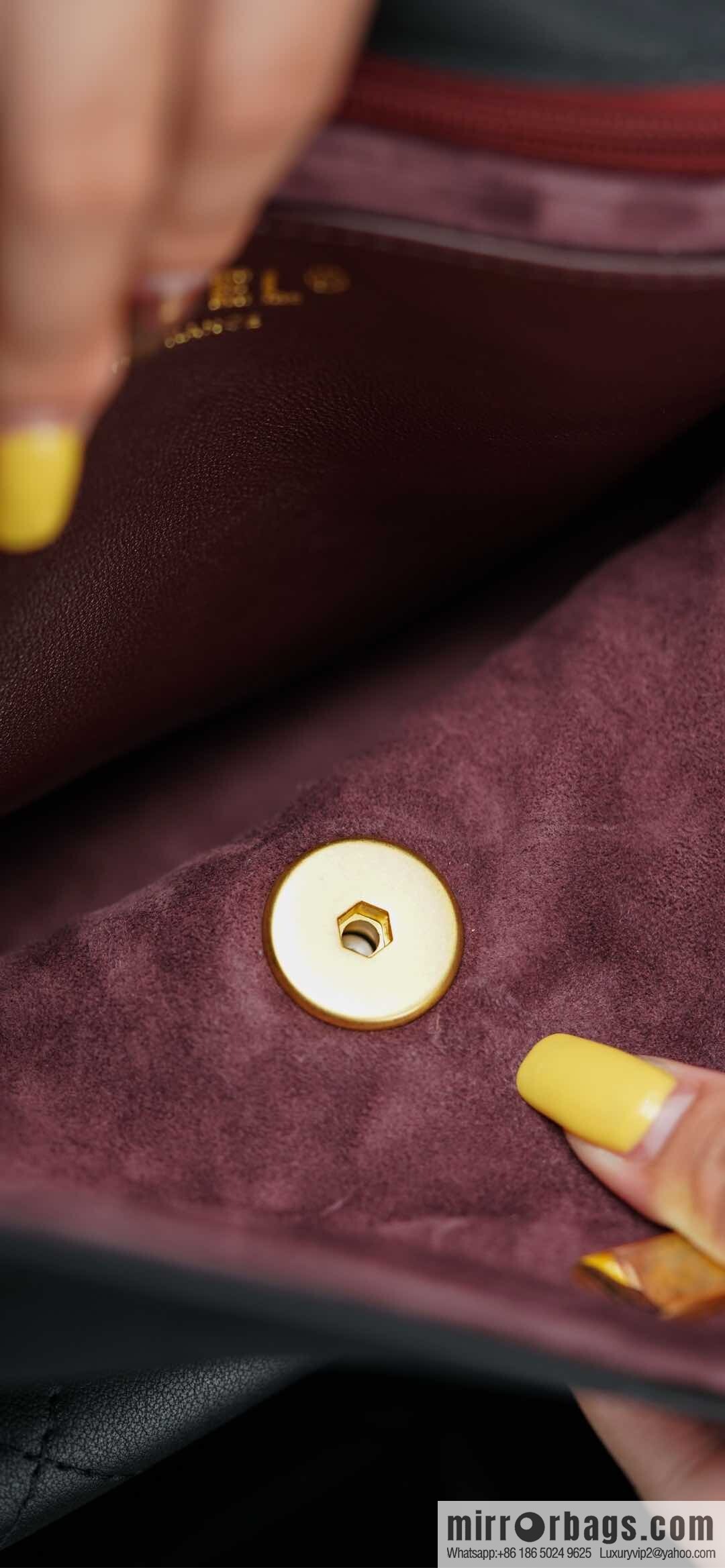 𝐂𝐡𝐚𝐧𝐞𝐥 𝟐𝟓𝐬 pocket bag, black gold 🖤 large AS5467