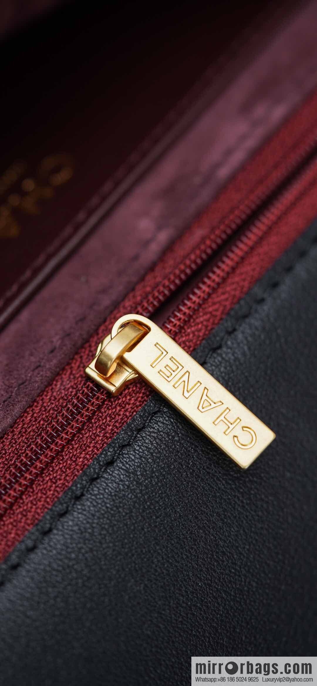 𝐂𝐡𝐚𝐧𝐞𝐥 𝟐𝟓𝐬 pocket bag, black gold 🖤 large AS5467