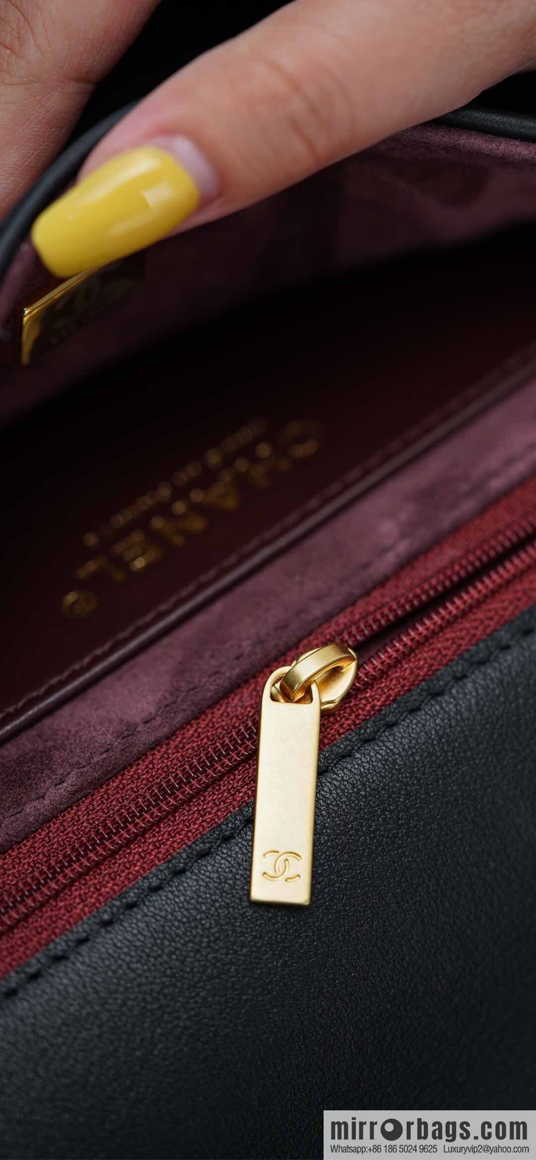 𝐂𝐡𝐚𝐧𝐞𝐥 𝟐𝟓𝐬 pocket bag, black gold 🖤 large AS5467