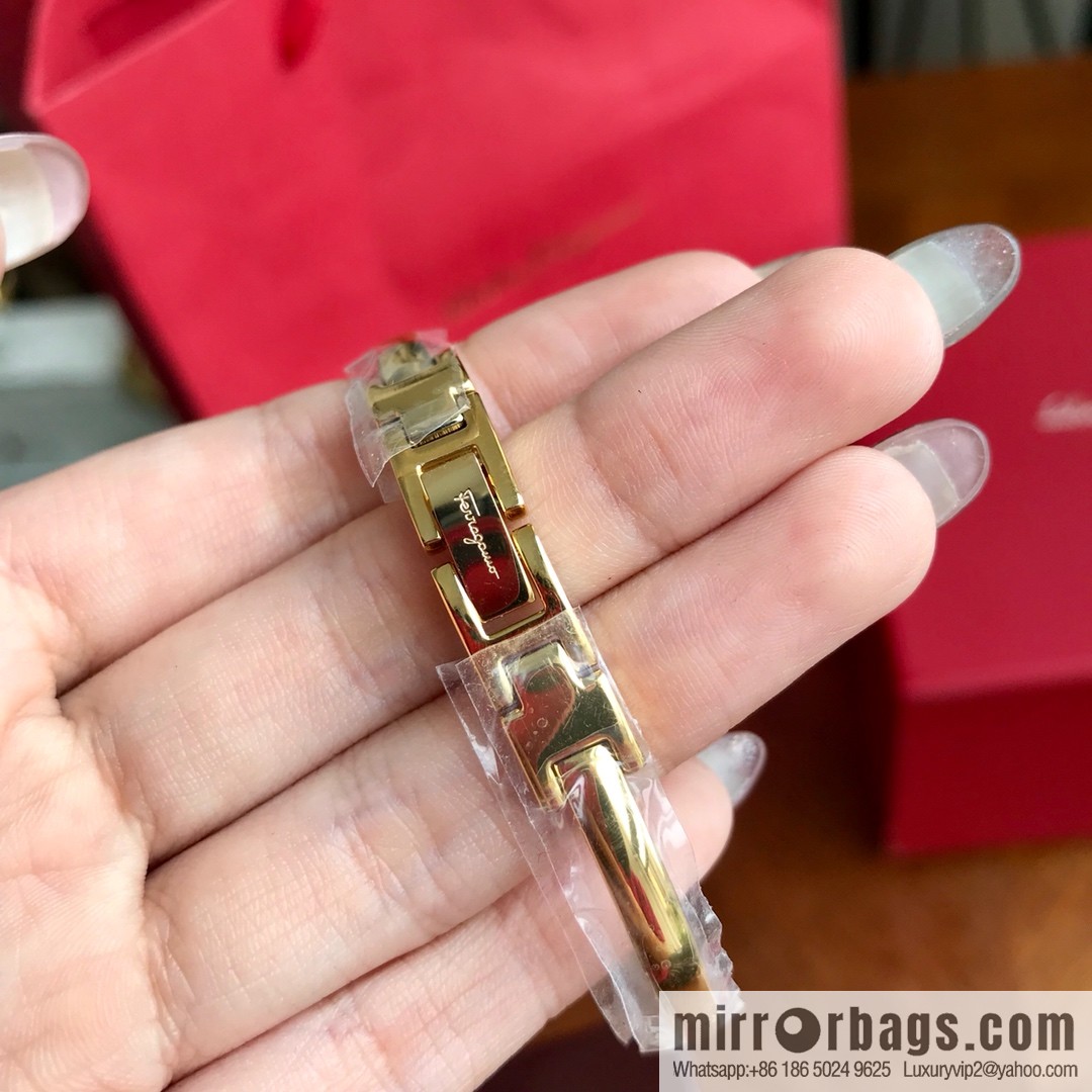 🎉🎉New counters are updated simultaneously! Ferragamo Salvatore Ladies Watch Flower Shape 26mm Sapphire Glass Swiss Quartz Movement