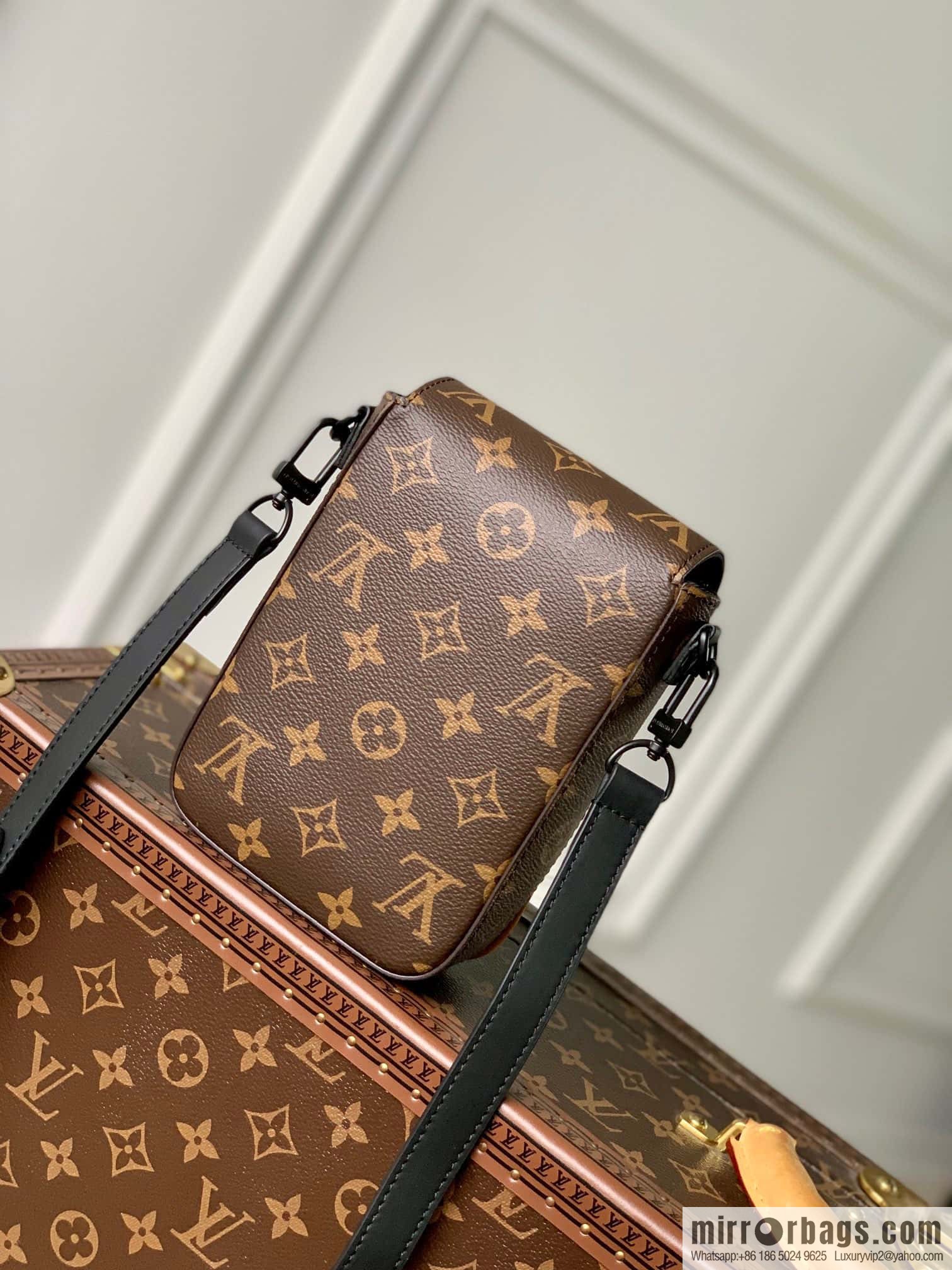 M81522 S-LOCK VERTICAL mini handbag