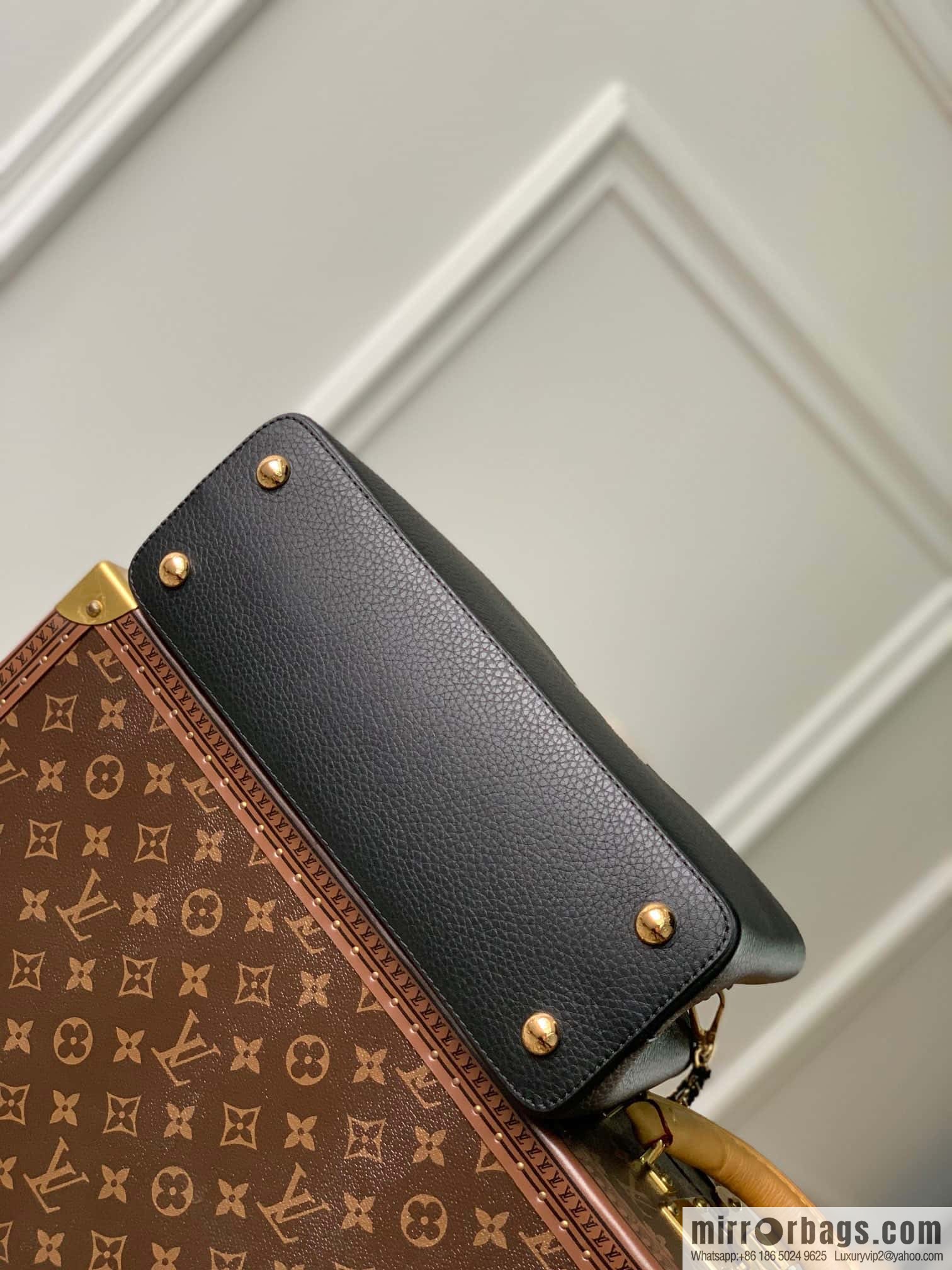 M21689 Capucines small, handbag