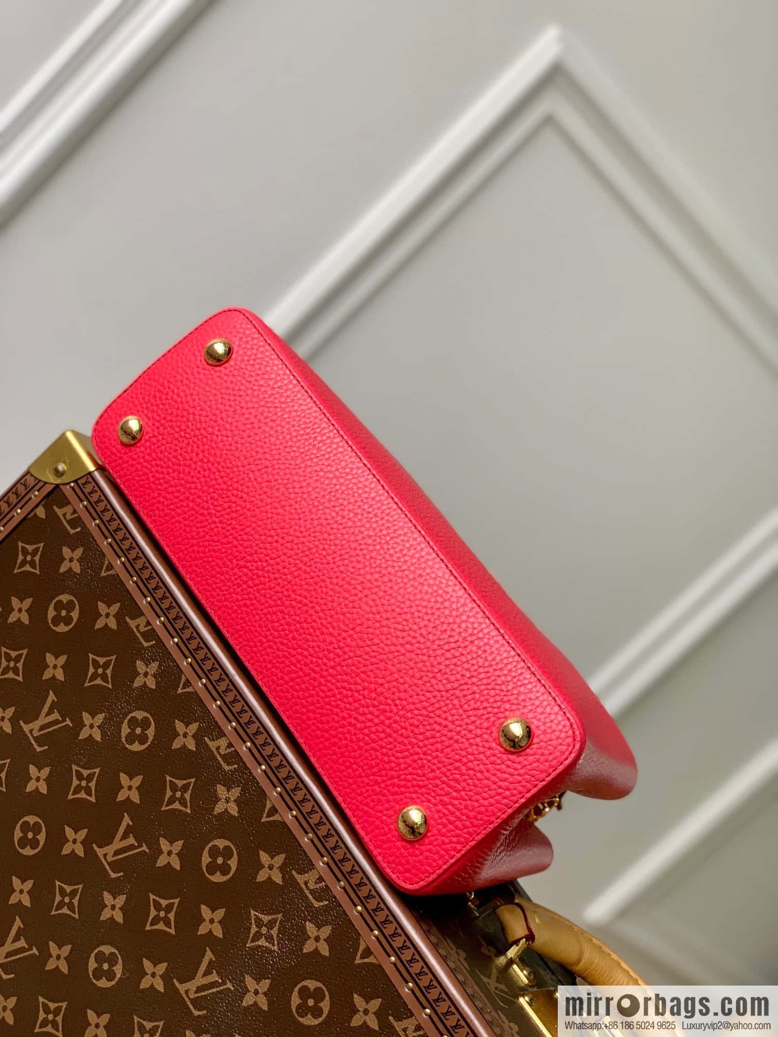 M21689 Capucines, medium, handbag