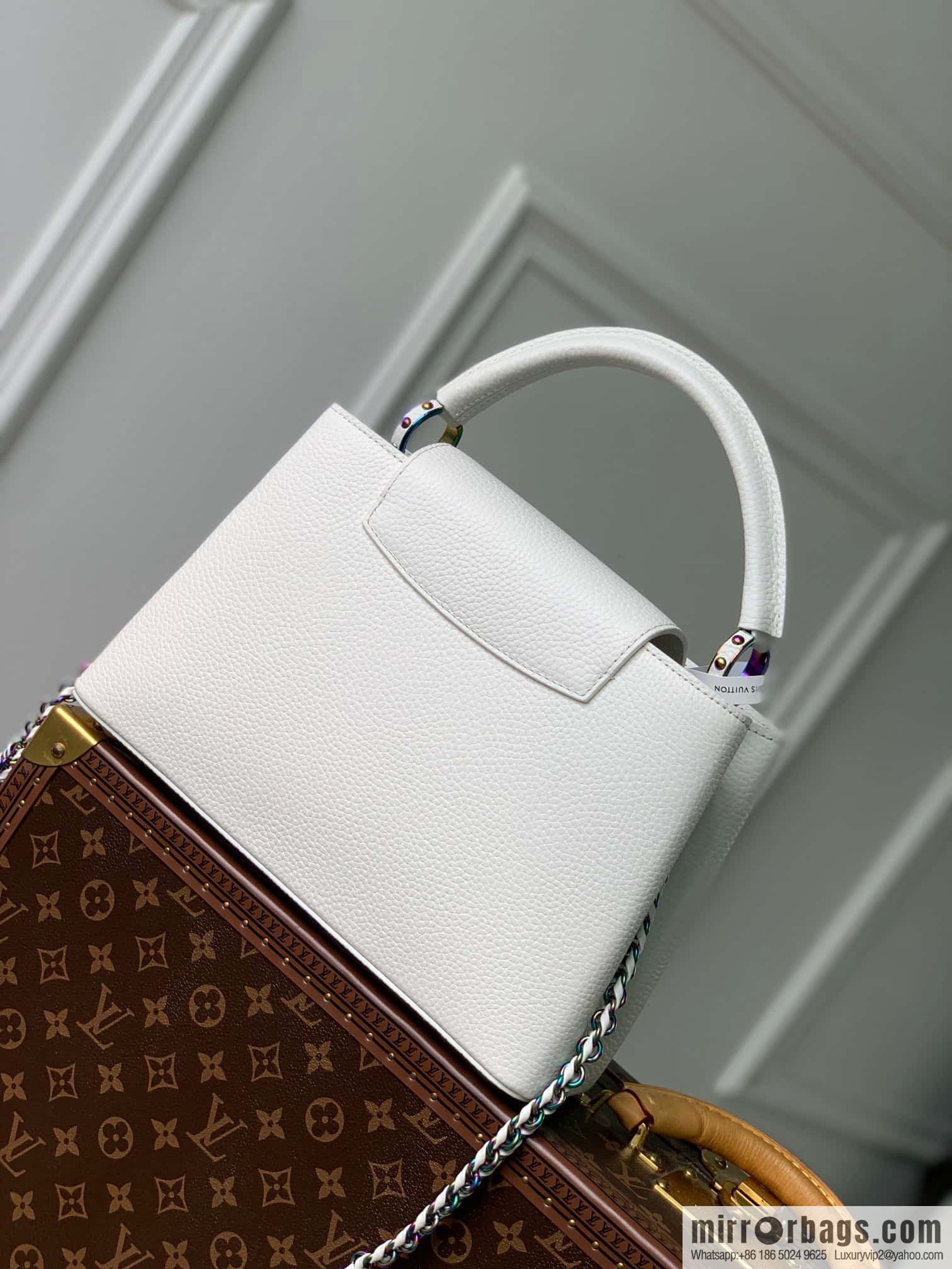 M22055 CAPUCINES medium handbag