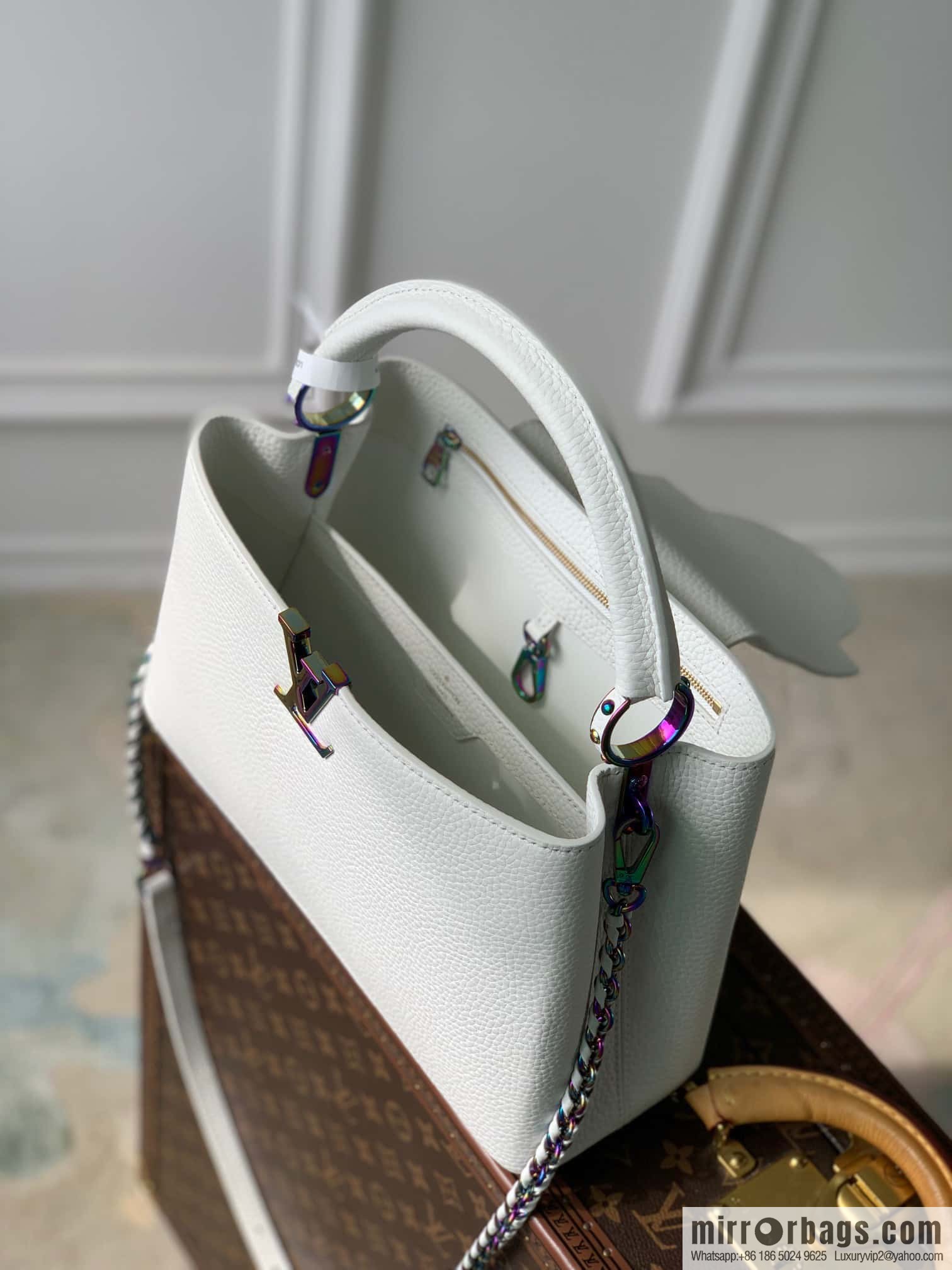 M22055 CAPUCINES medium handbag