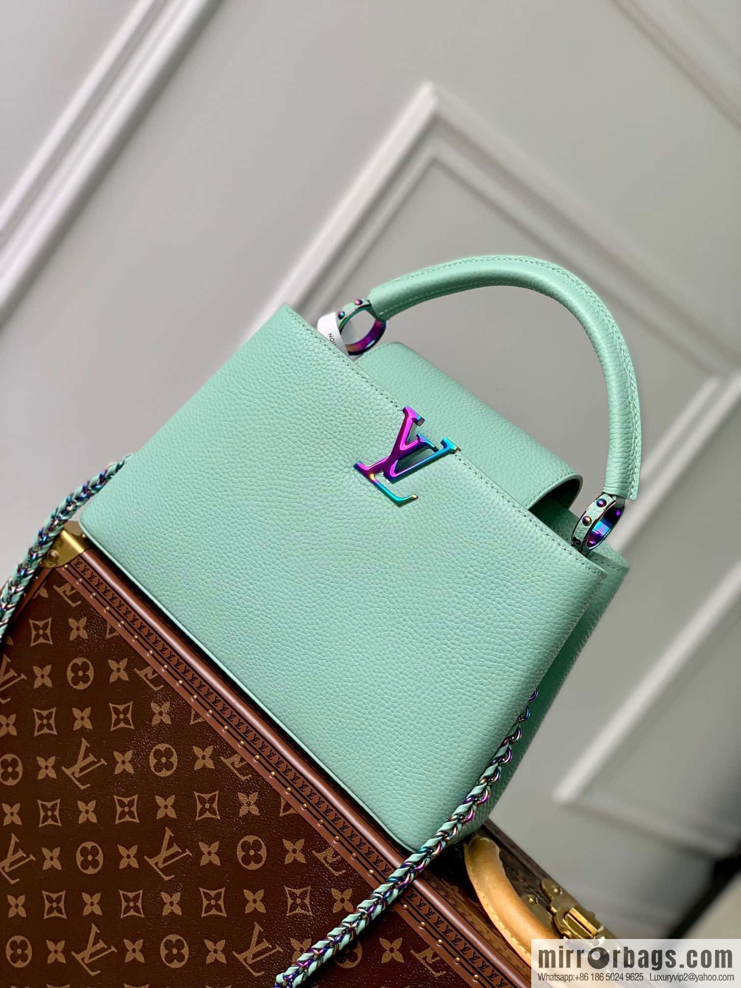 M22055 CAPUCINES medium handbag