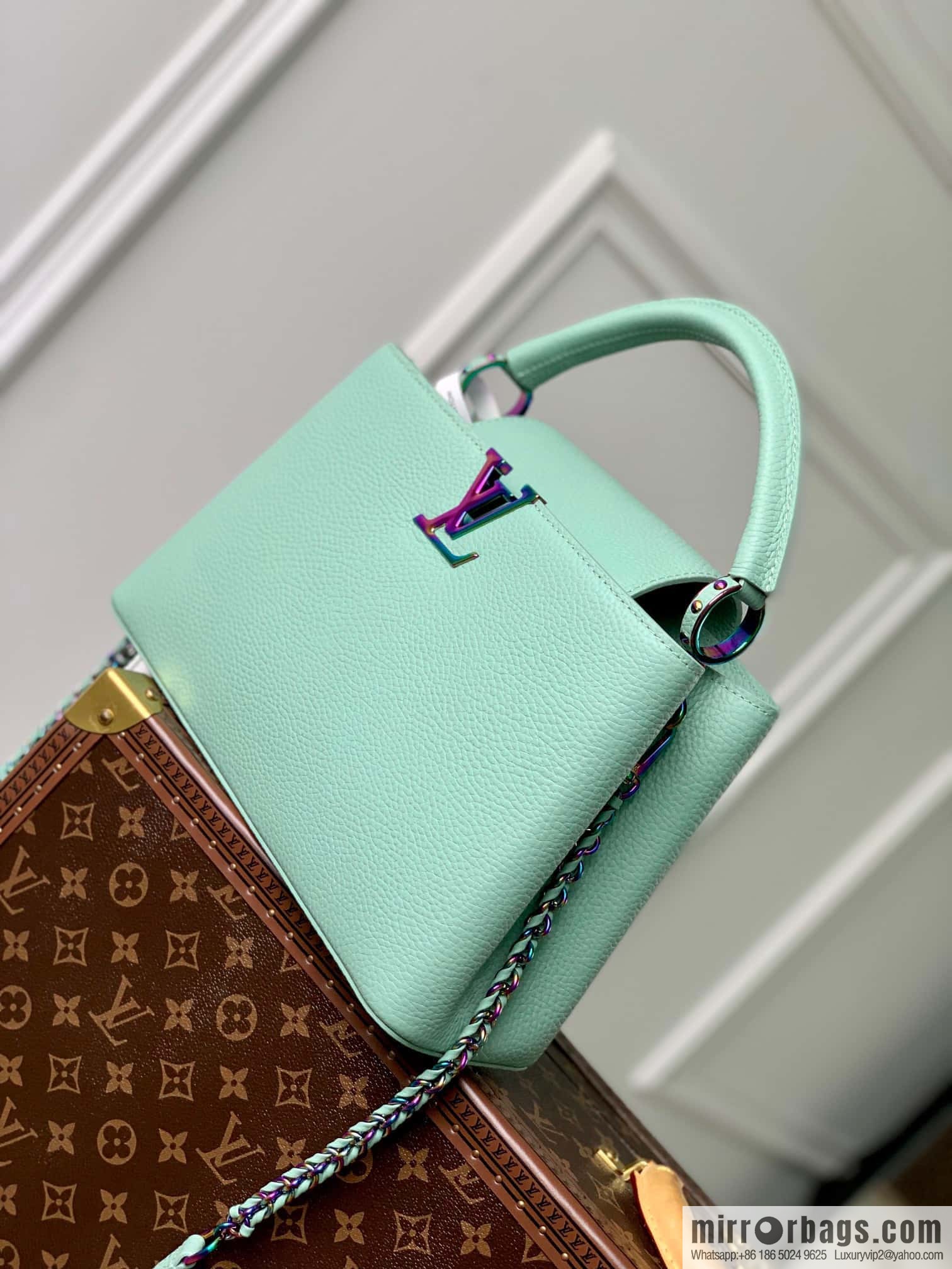 M22055 CAPUCINES medium handbag