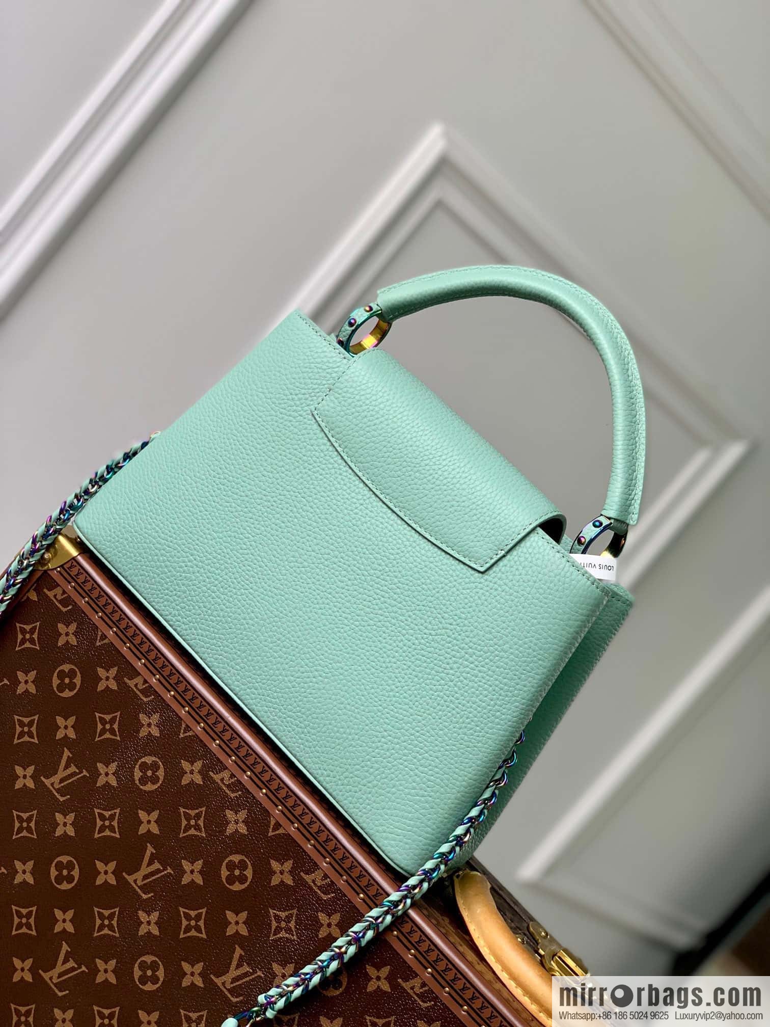 M22055 CAPUCINES medium handbag