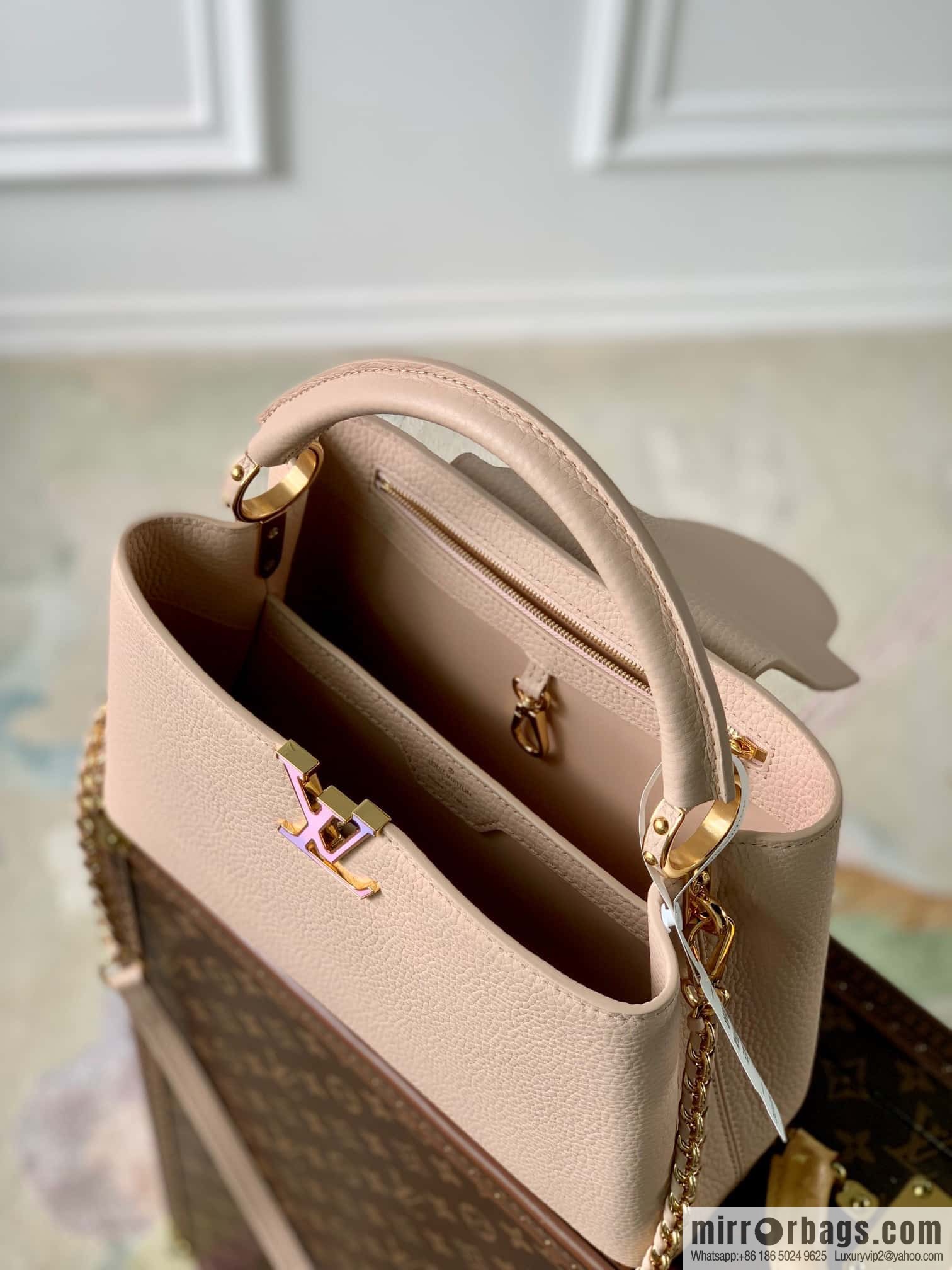 M23082 Pink White, Small M22055 CAPUCINES Small Handbag