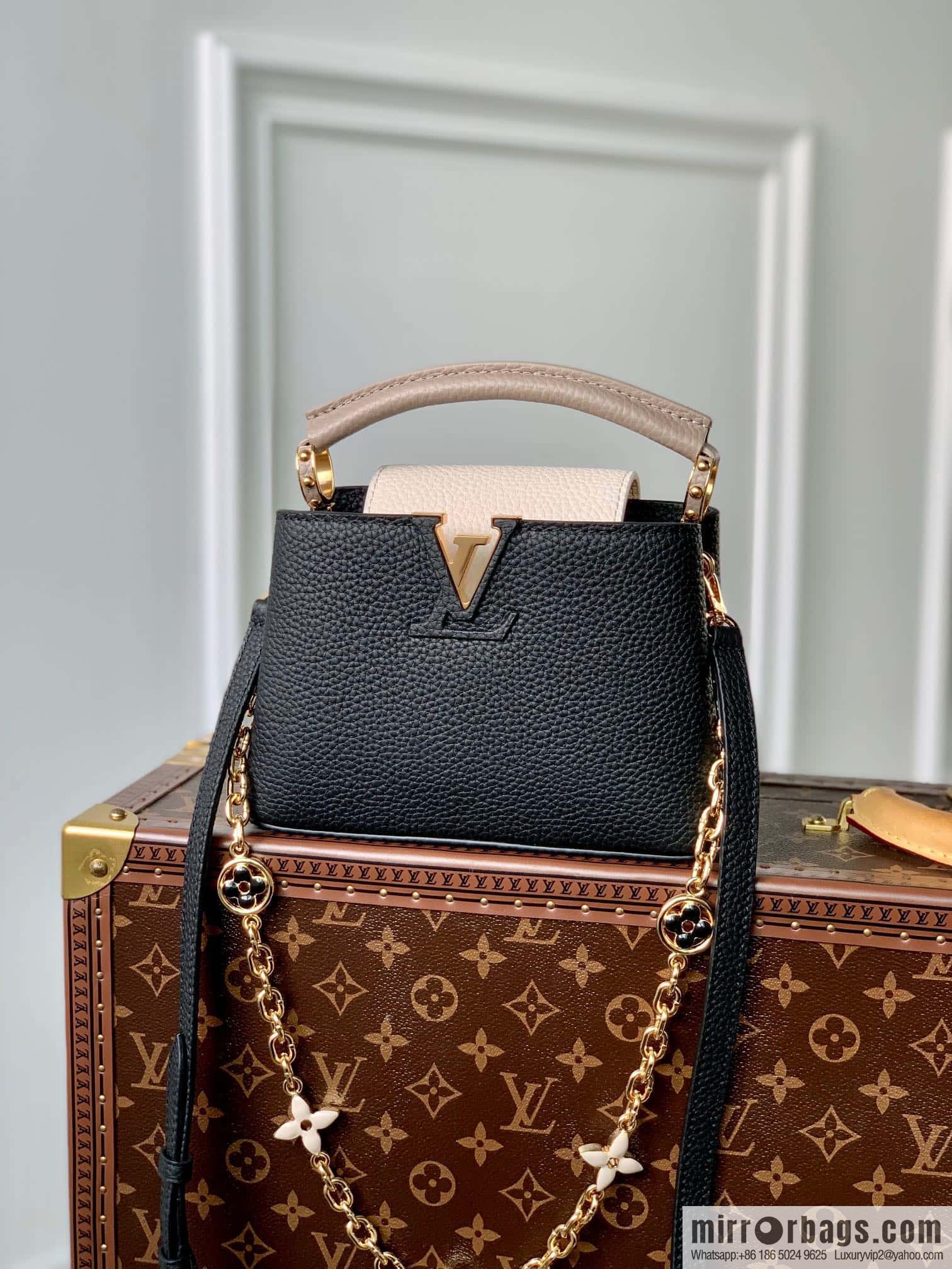 [Exclusive real shot M20708 black/mini] Capucines mini handbag