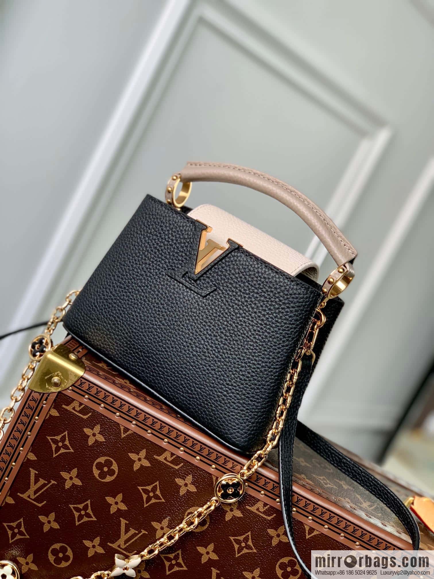 [Exclusive real shot M20708 black/mini] Capucines mini handbag