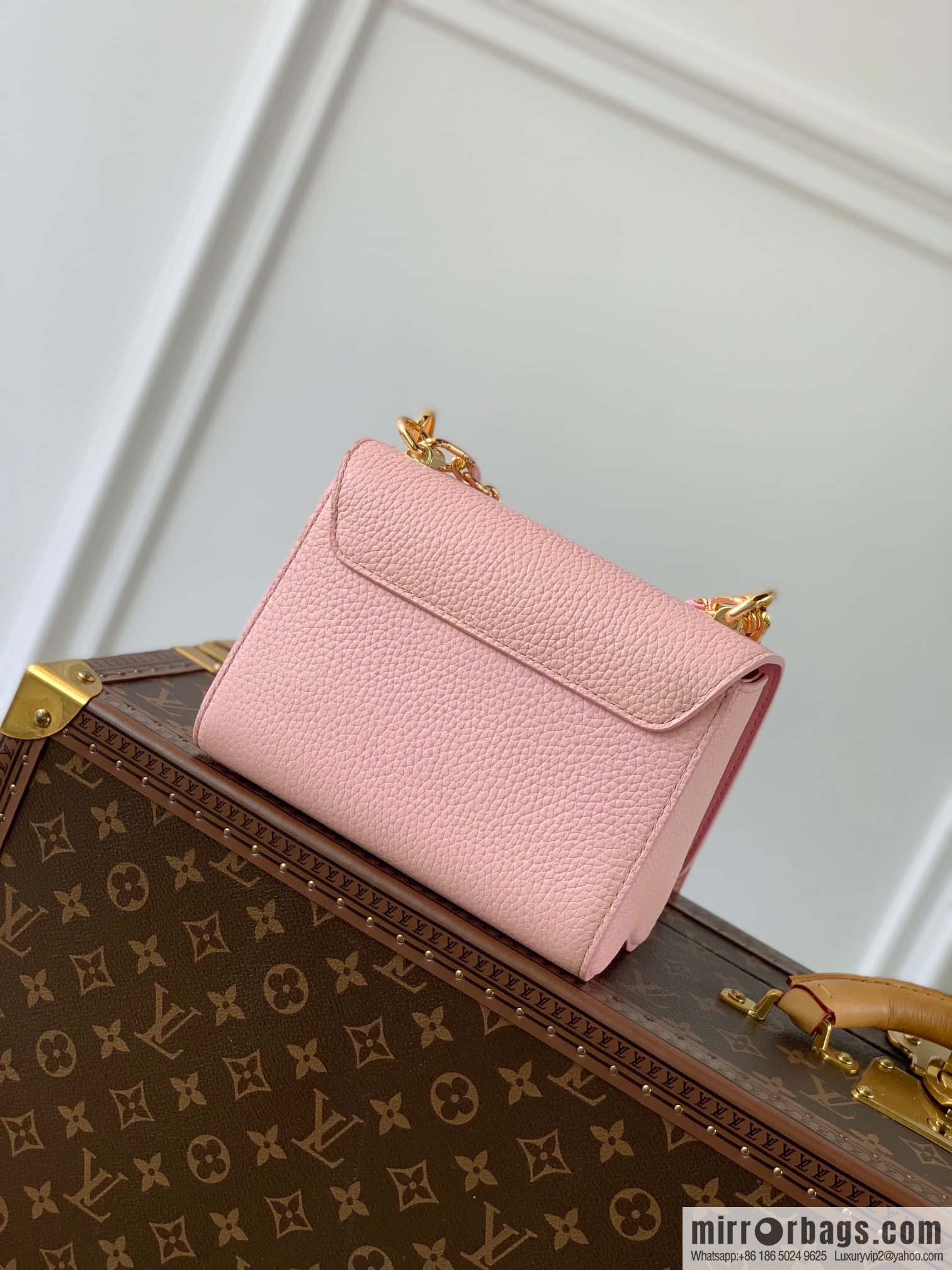 M20699 TWIST Small Handbag