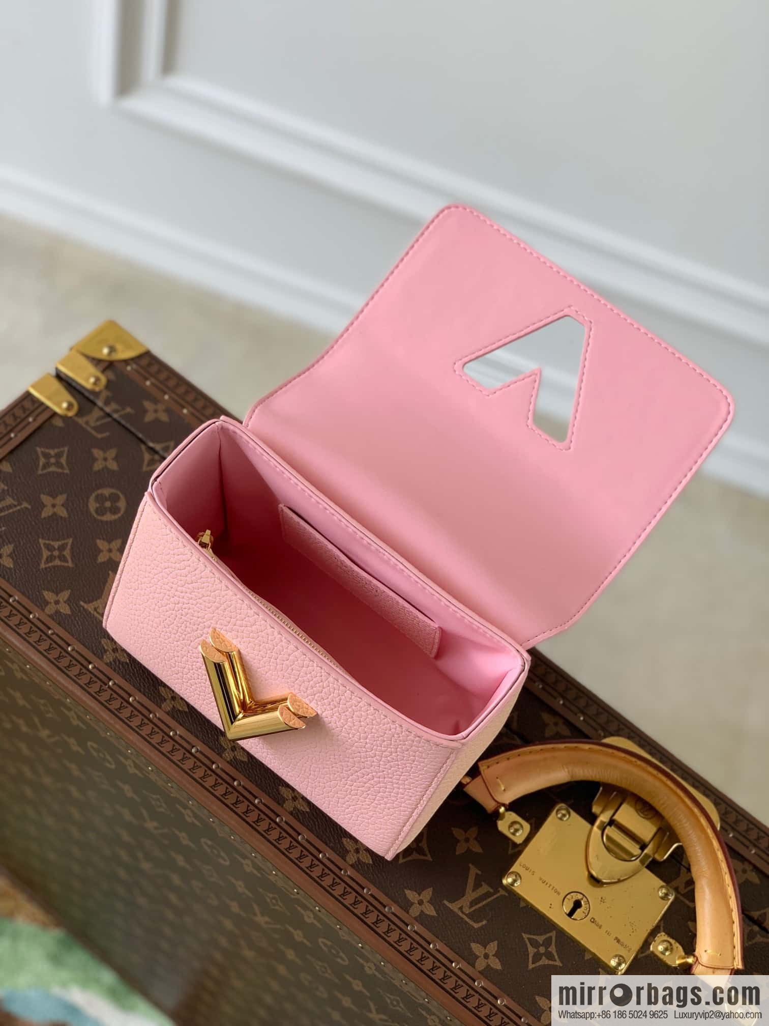 M20699 TWIST Small Handbag