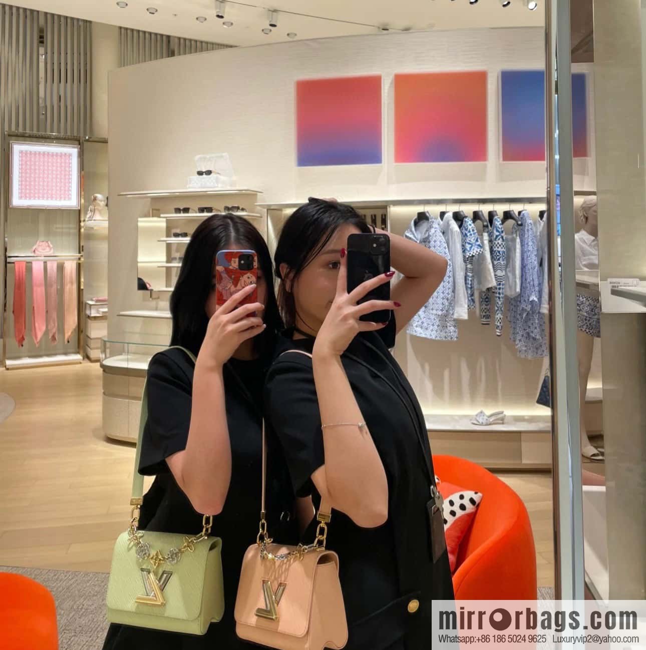 M22768 TWIST Small Handbag