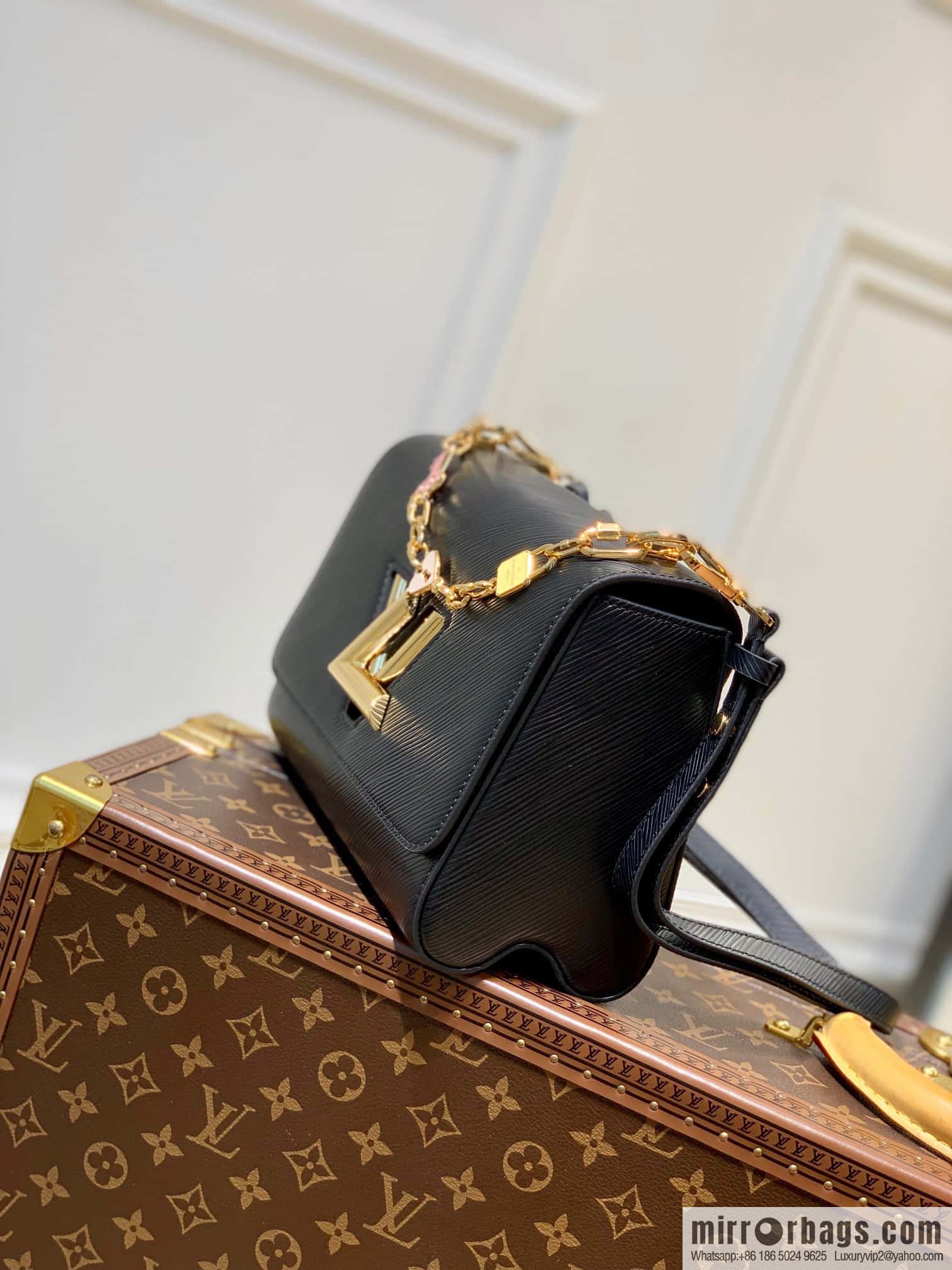 [Twist medium chain bag] M50282