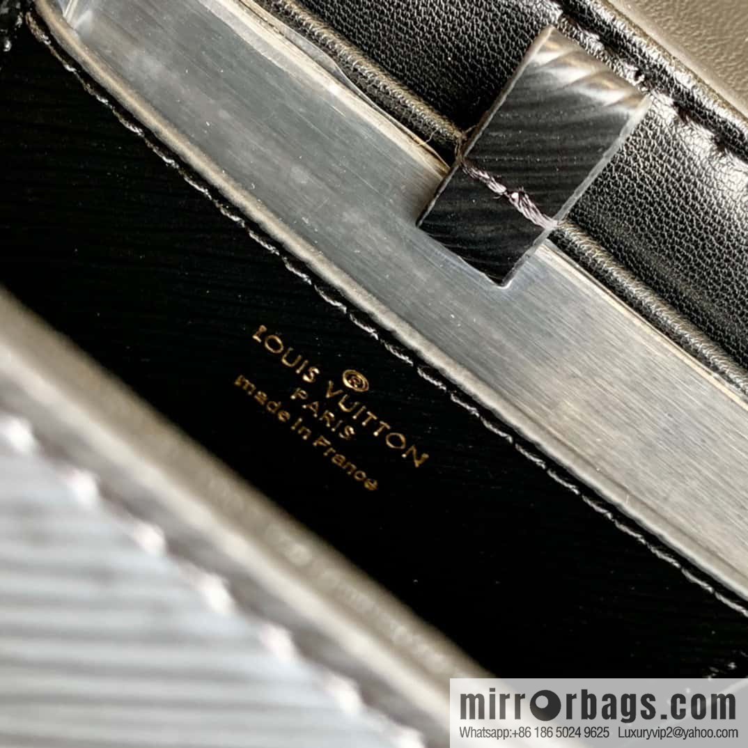 [Twist medium chain bag] M50282