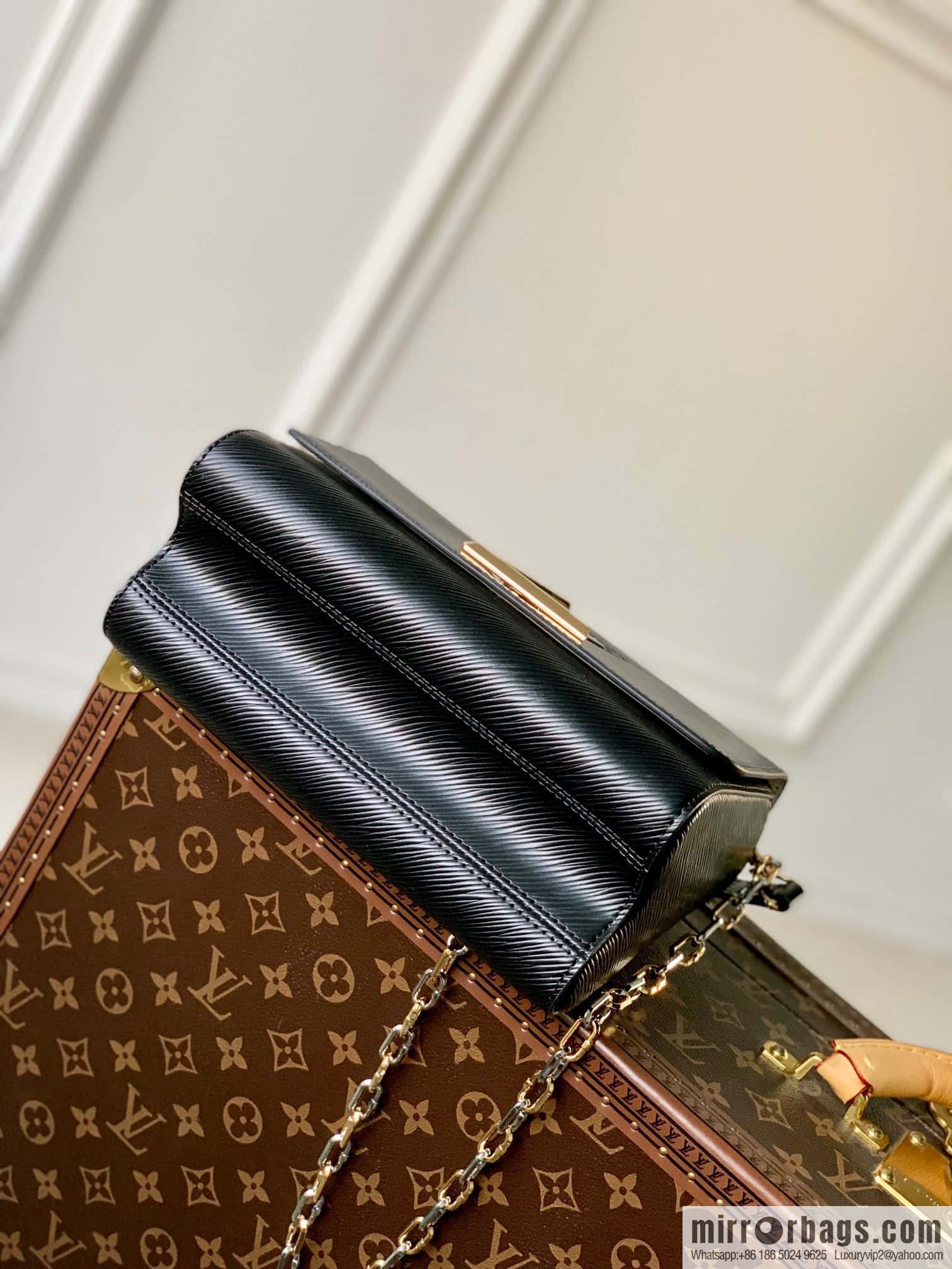 M21026 M21025 TWIST medium handbag