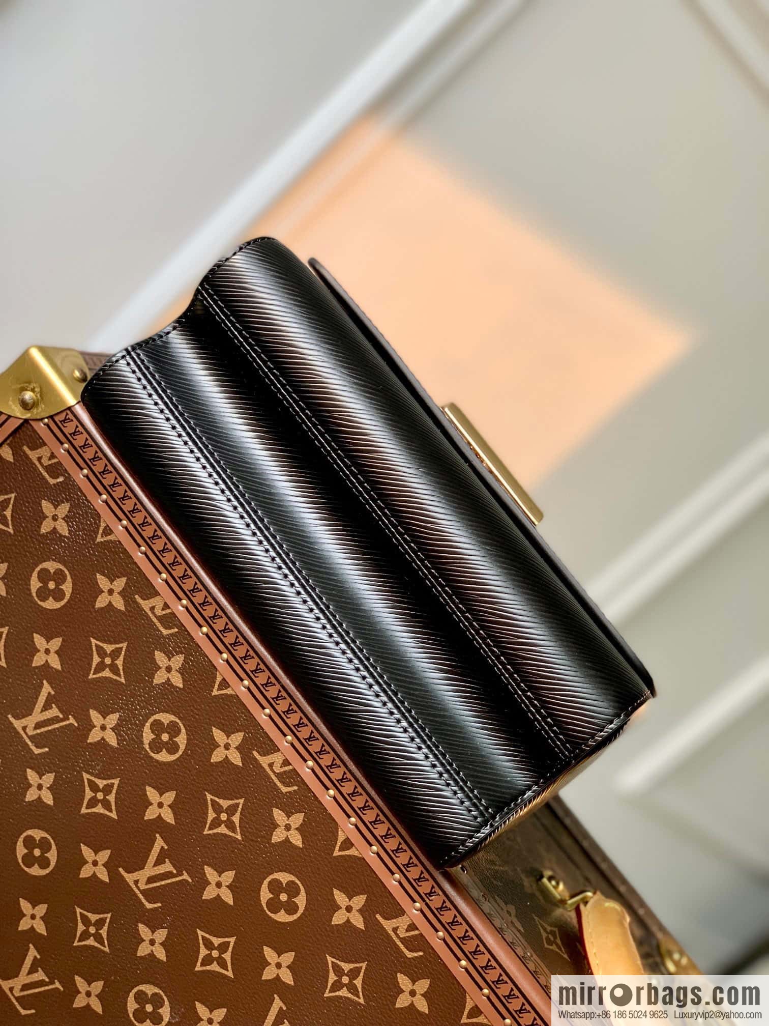 M22036 Twist medium handbag