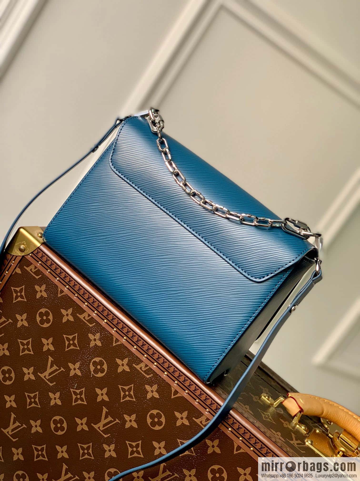 M21032 TWIST medium handbag