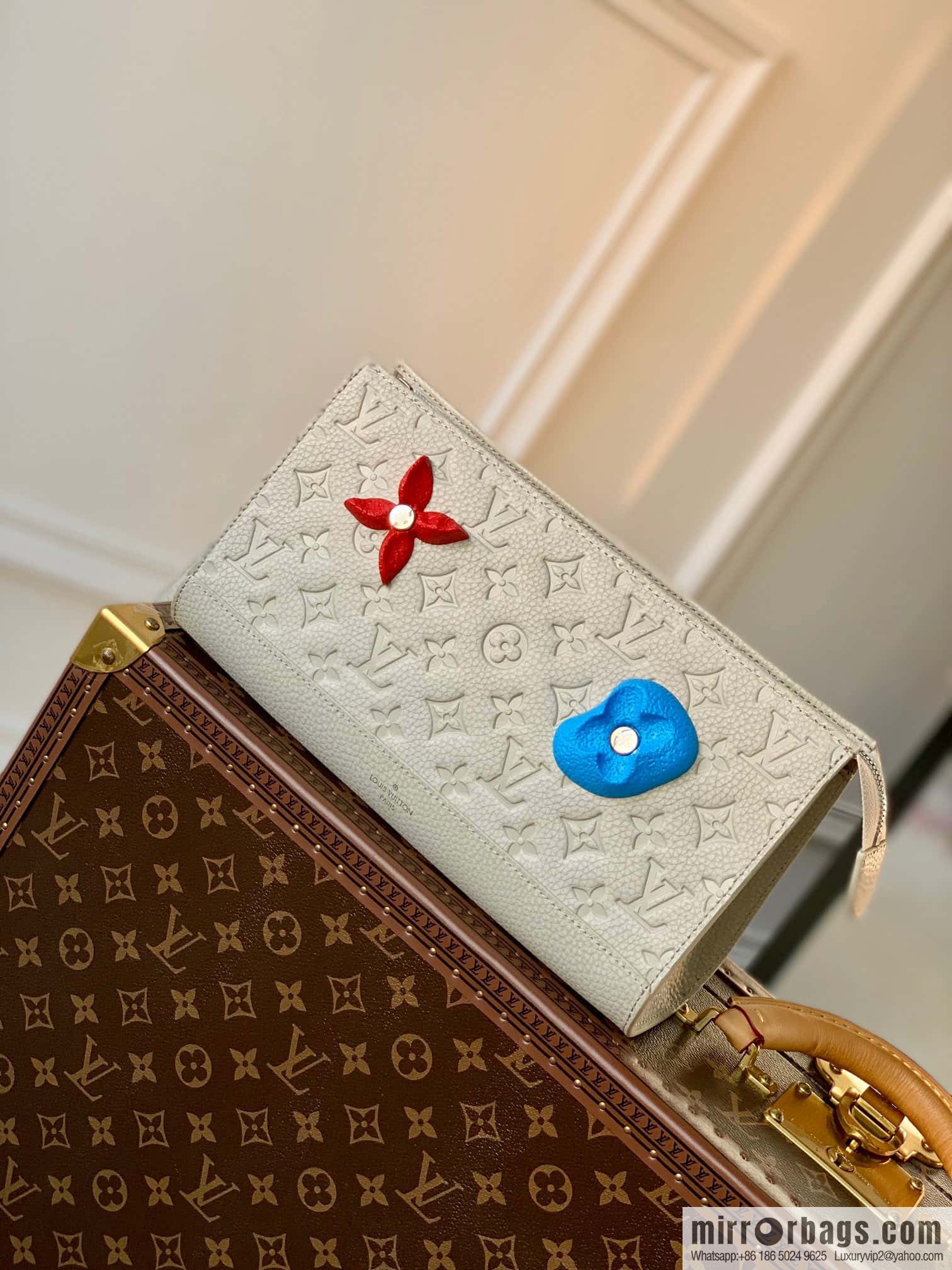 M81556 White clutch bag 1934 Louis Vuitton Sac Tricot handbag