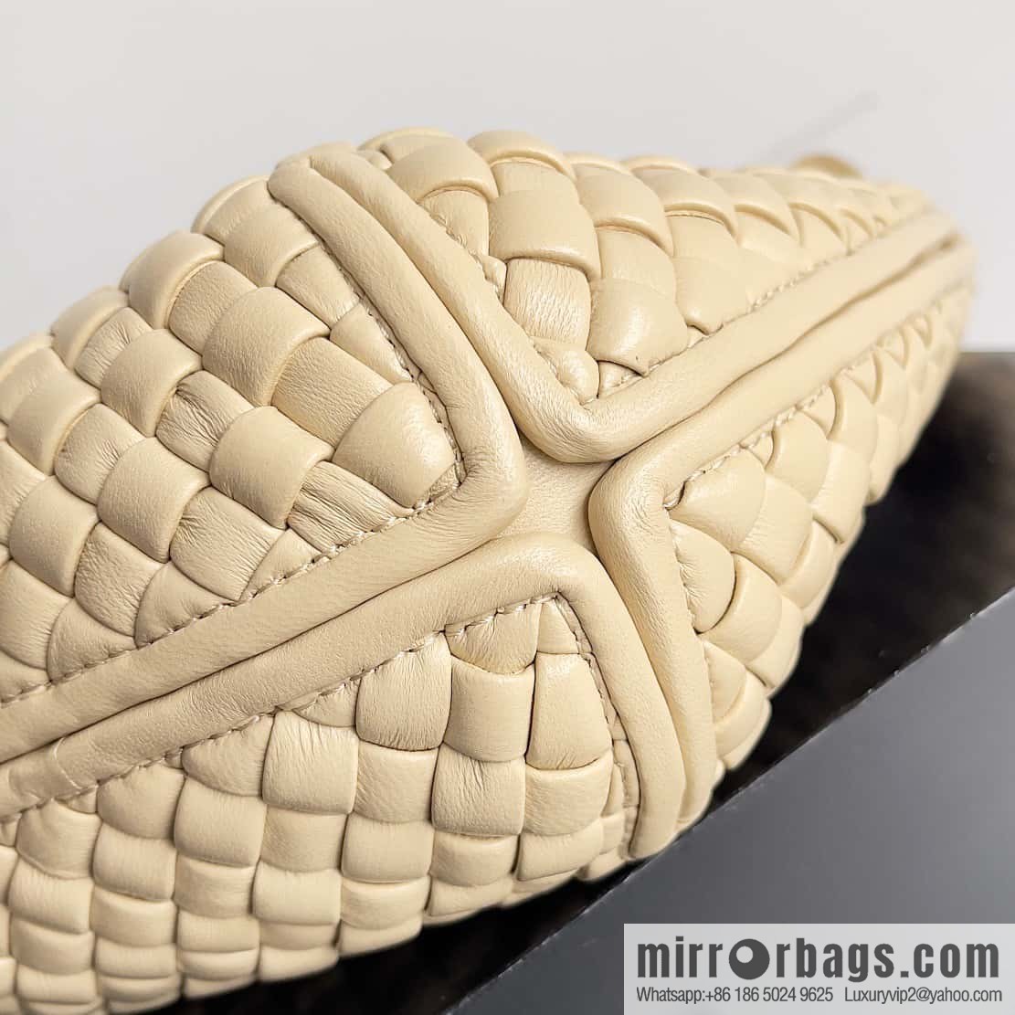 BV early spring new Clicker circular arc bag lamb woven leather, model number: 730968 oat color