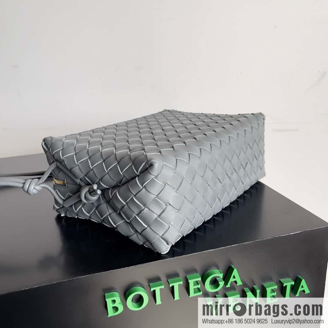 Large 𝗕𝗼𝘁𝘁𝗲𝗴𝗮 𝗩𝗲𝗻𝗲𝘁𝗮 BV latest version loop camera bag model number: 680256