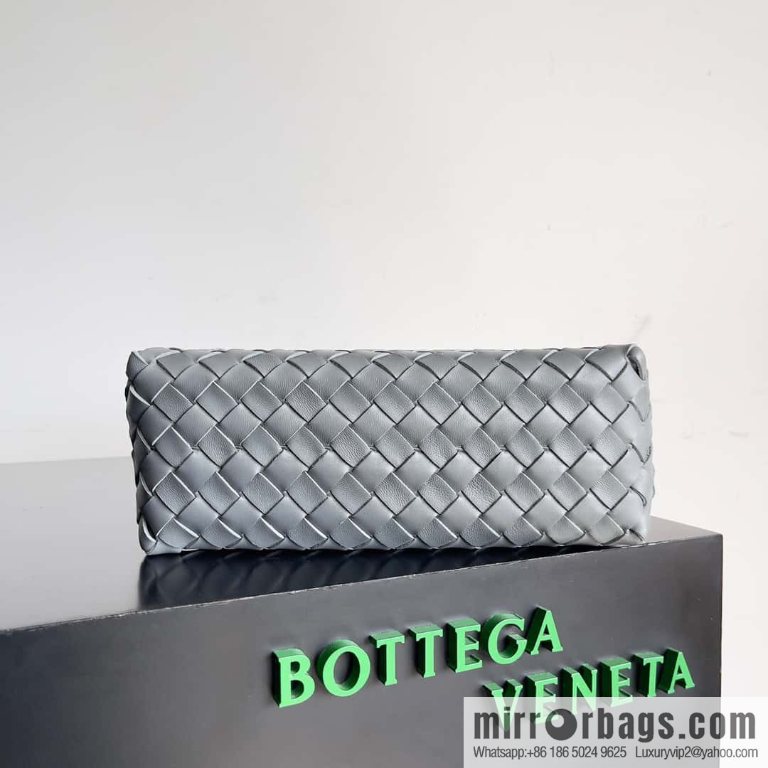 Large 𝗕𝗼𝘁𝘁𝗲𝗴𝗮 𝗩𝗲𝗻𝗲𝘁𝗮 BV latest version loop camera bag model number: 680256