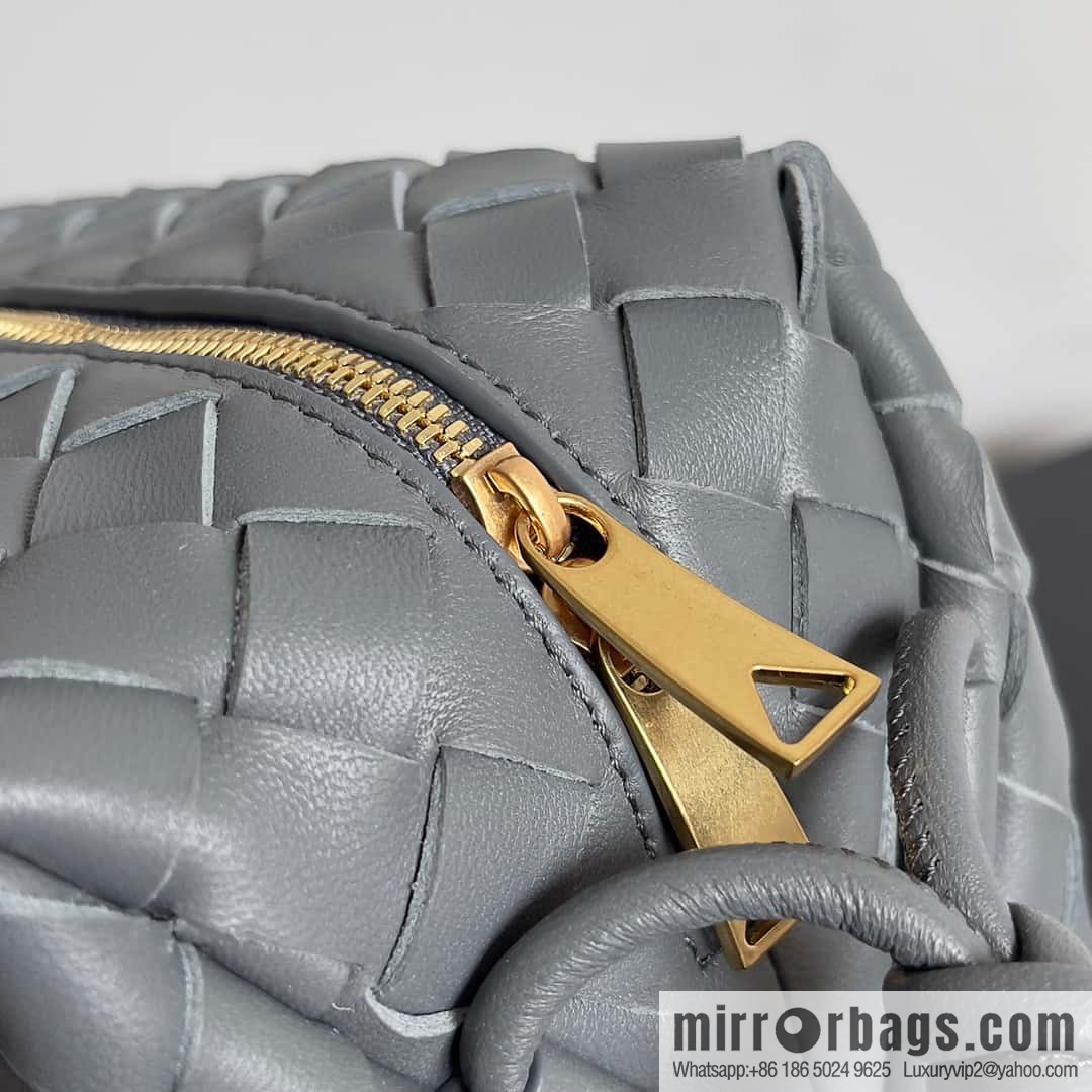 Large 𝗕𝗼𝘁𝘁𝗲𝗴𝗮 𝗩𝗲𝗻𝗲𝘁𝗮 BV latest version loop camera bag model number: 680256