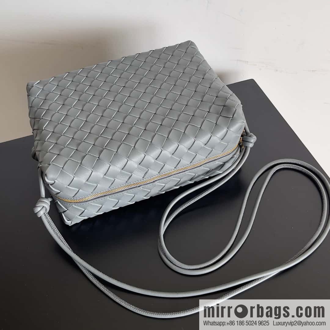 Large 𝗕𝗼𝘁𝘁𝗲𝗴𝗮 𝗩𝗲𝗻𝗲𝘁𝗮 BV latest version loop camera bag model number: 680256