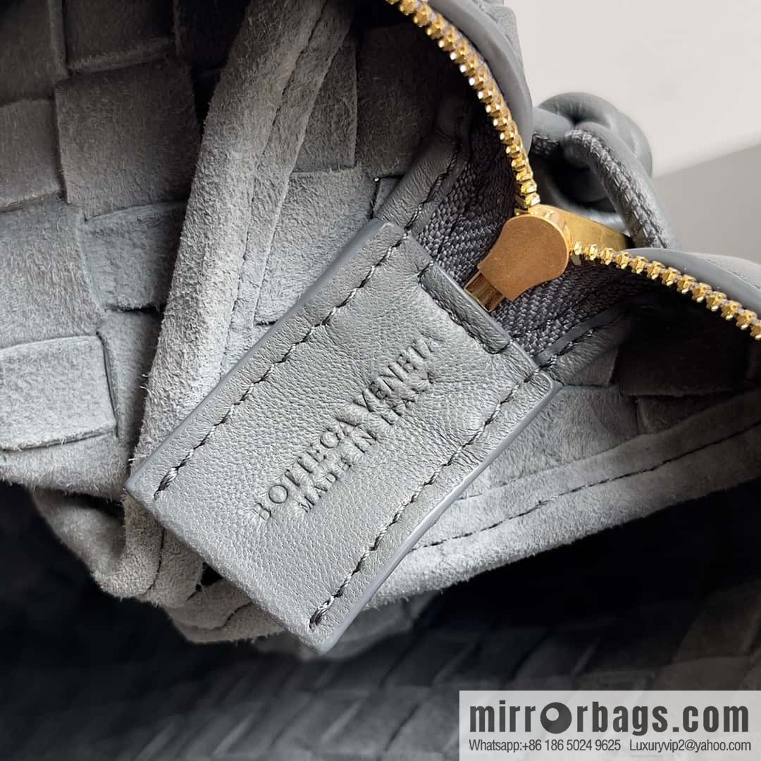 Large 𝗕𝗼𝘁𝘁𝗲𝗴𝗮 𝗩𝗲𝗻𝗲𝘁𝗮 BV latest version loop camera bag model number: 680256