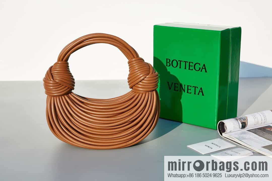 Bottega Veneta, model 680934 autumn and winter new Jodie ramen clutch bag number: 80803 #caramel color