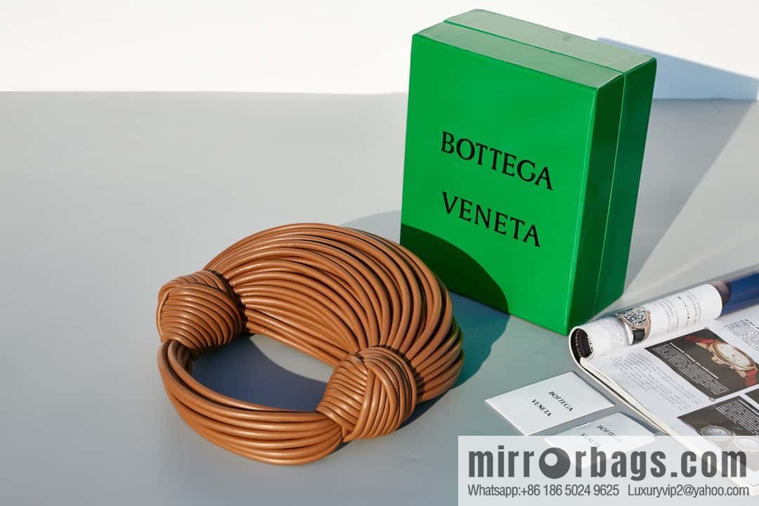 Bottega Veneta, model 680934 autumn and winter new Jodie ramen clutch bag number: 80803 #caramel color