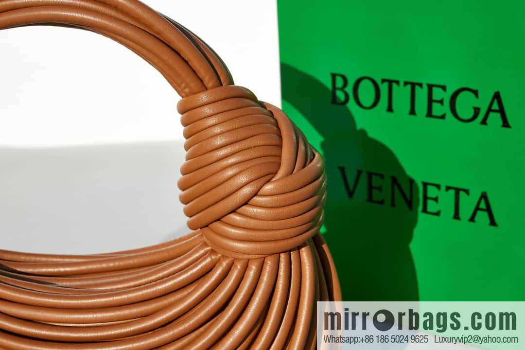 Bottega Veneta, model 680934 autumn and winter new Jodie ramen clutch bag number: 80803 #caramel color