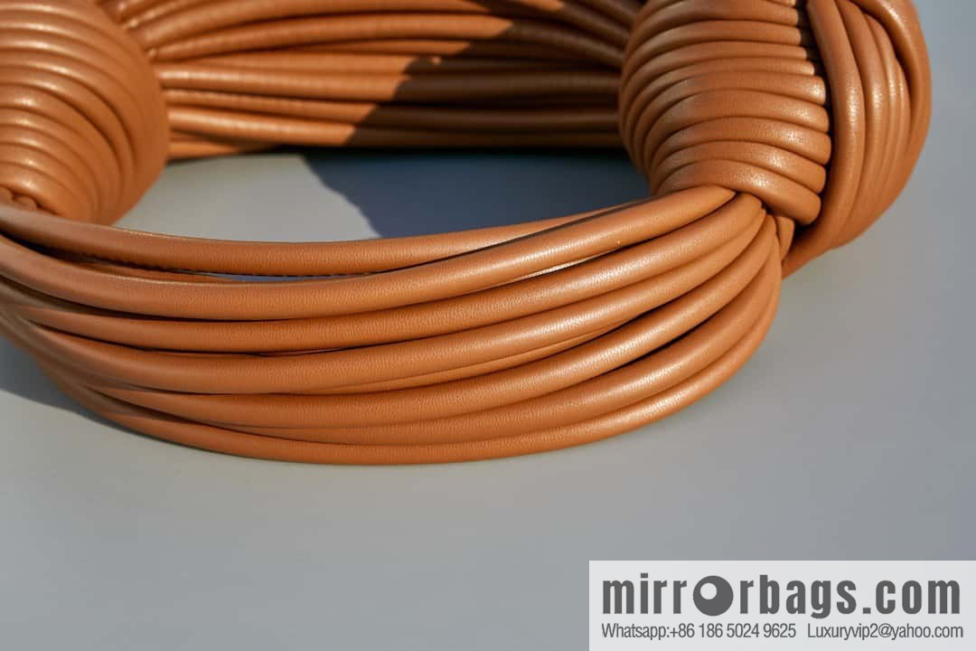 Bottega Veneta, model 680934 autumn and winter new Jodie ramen clutch bag number: 80803 #caramel color